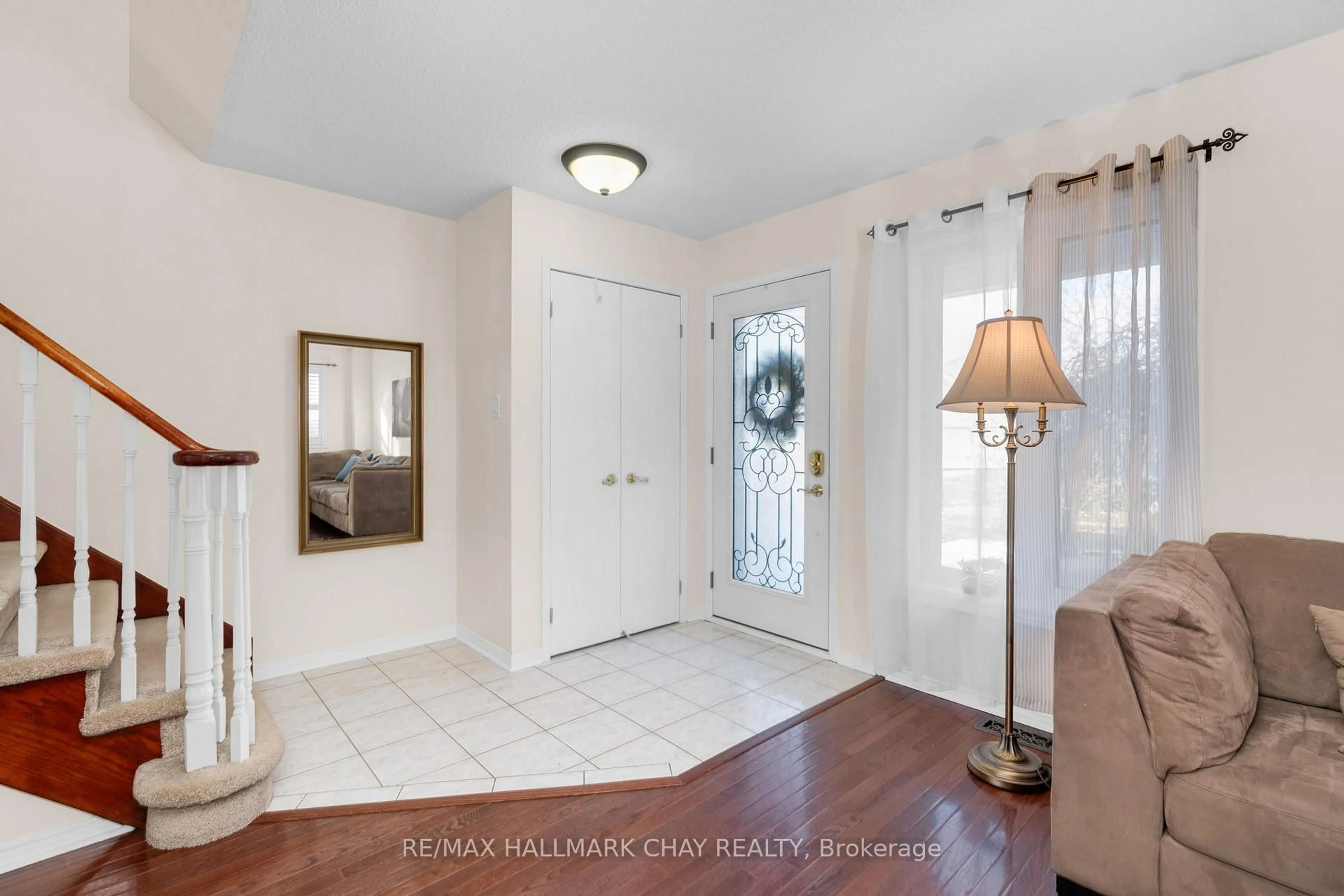 Indoor entryway for 76 Hodgson Dr, Barrie Ontario L4N 7Z2