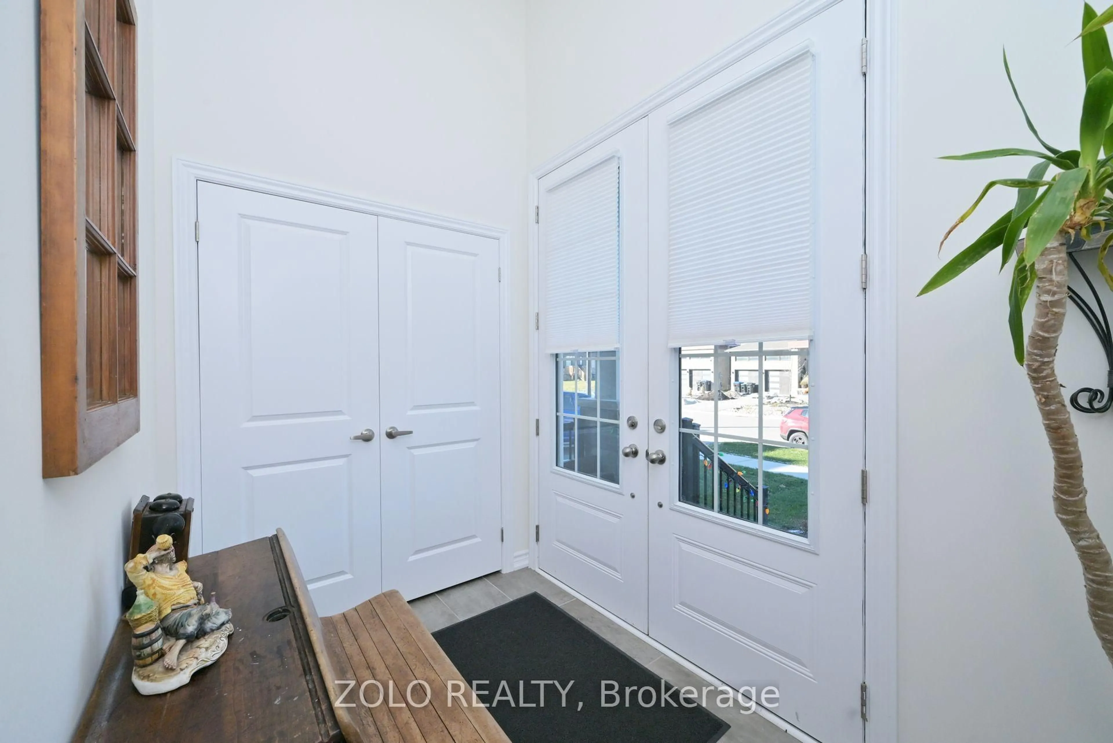 Indoor entryway for 43 Simona Ave, Wasaga Beach Ontario L9Z 0L3