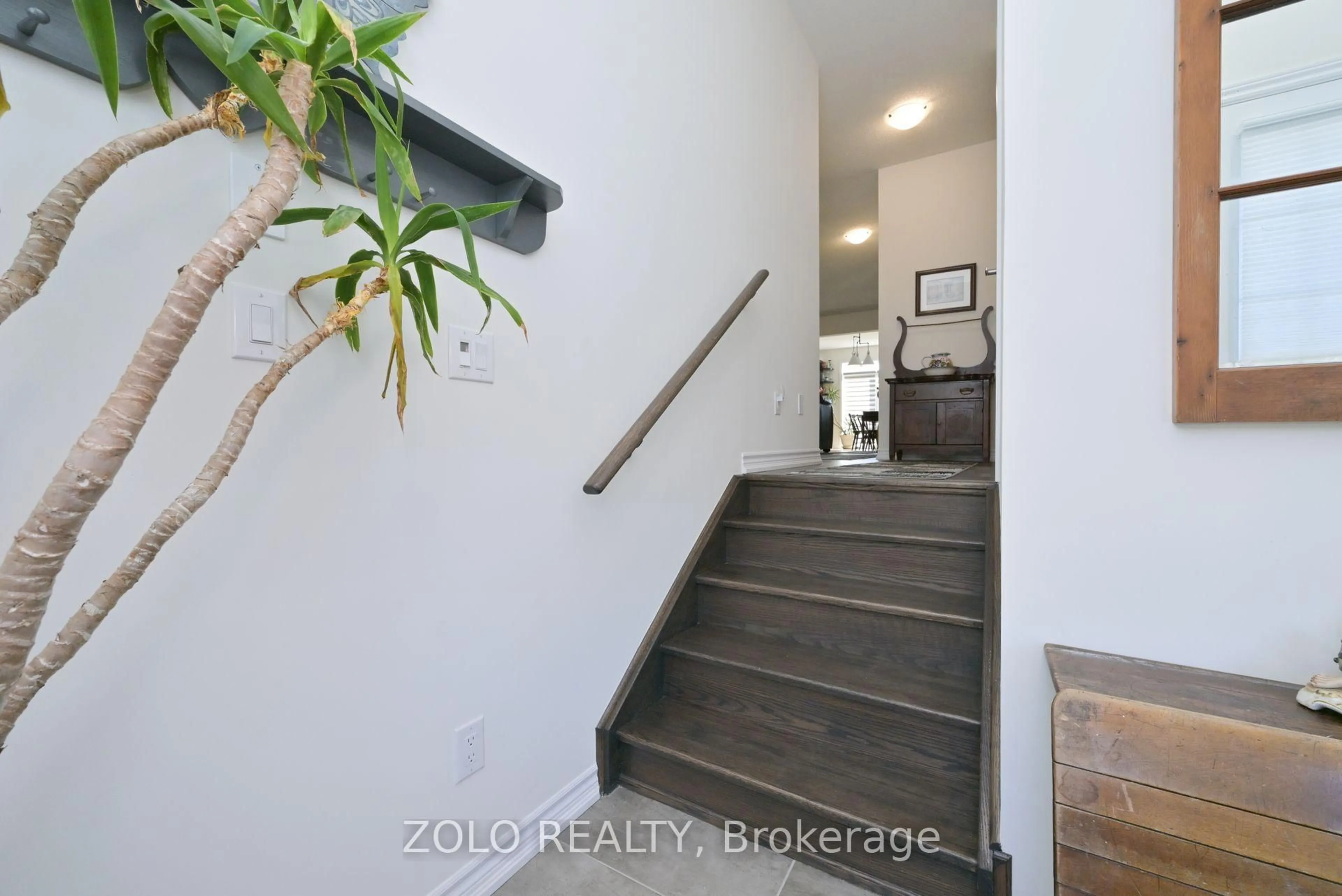 Indoor entryway for 43 Simona Ave, Wasaga Beach Ontario L9Z 0L3