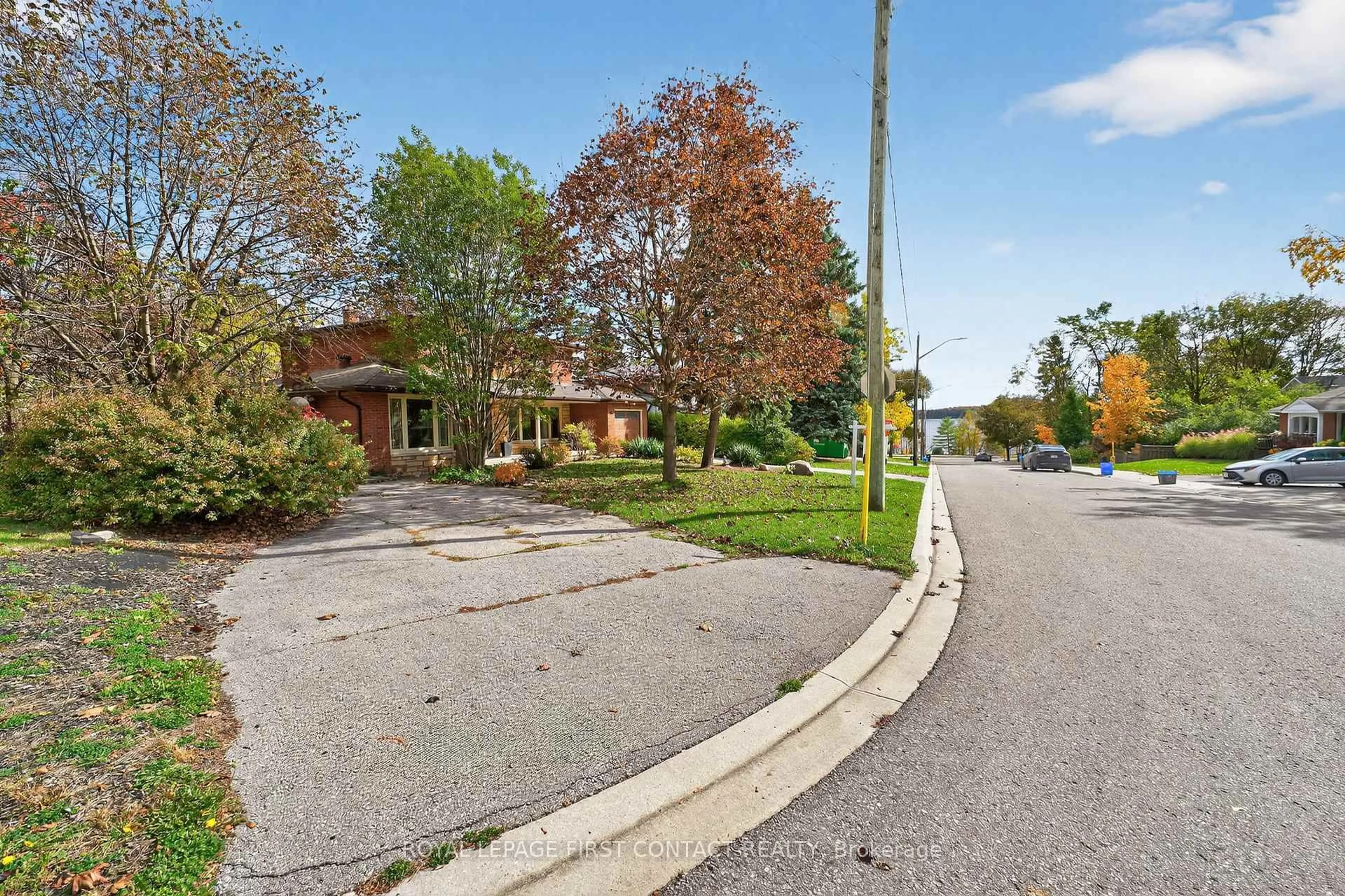 A pic from outside/outdoor area/front of a property/back of a property/a pic from drone, street for 15 Rodney St, Barrie Ontario L4M 4B5