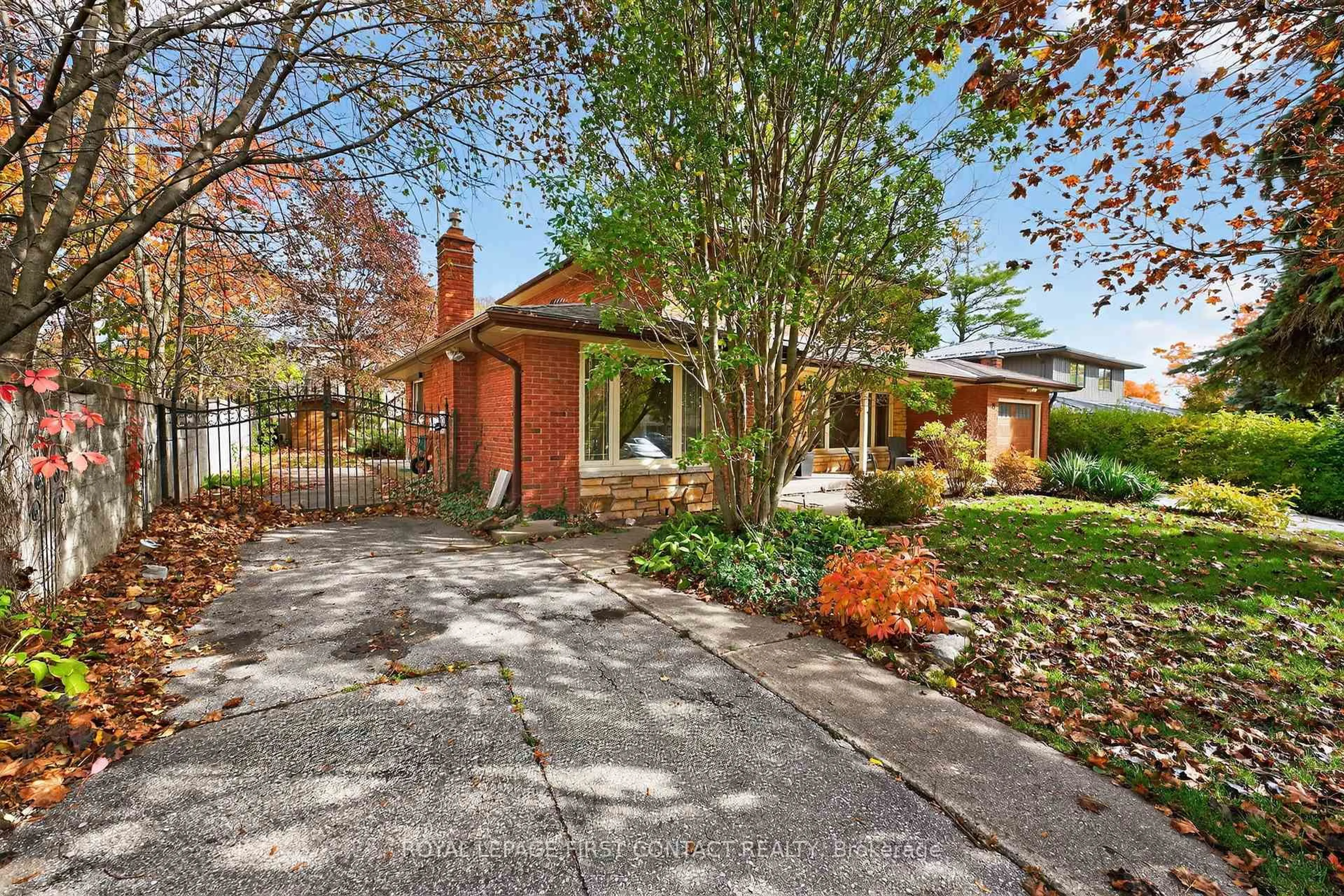 Home with brick exterior material, street for 15 Rodney St, Barrie Ontario L4M 4B5