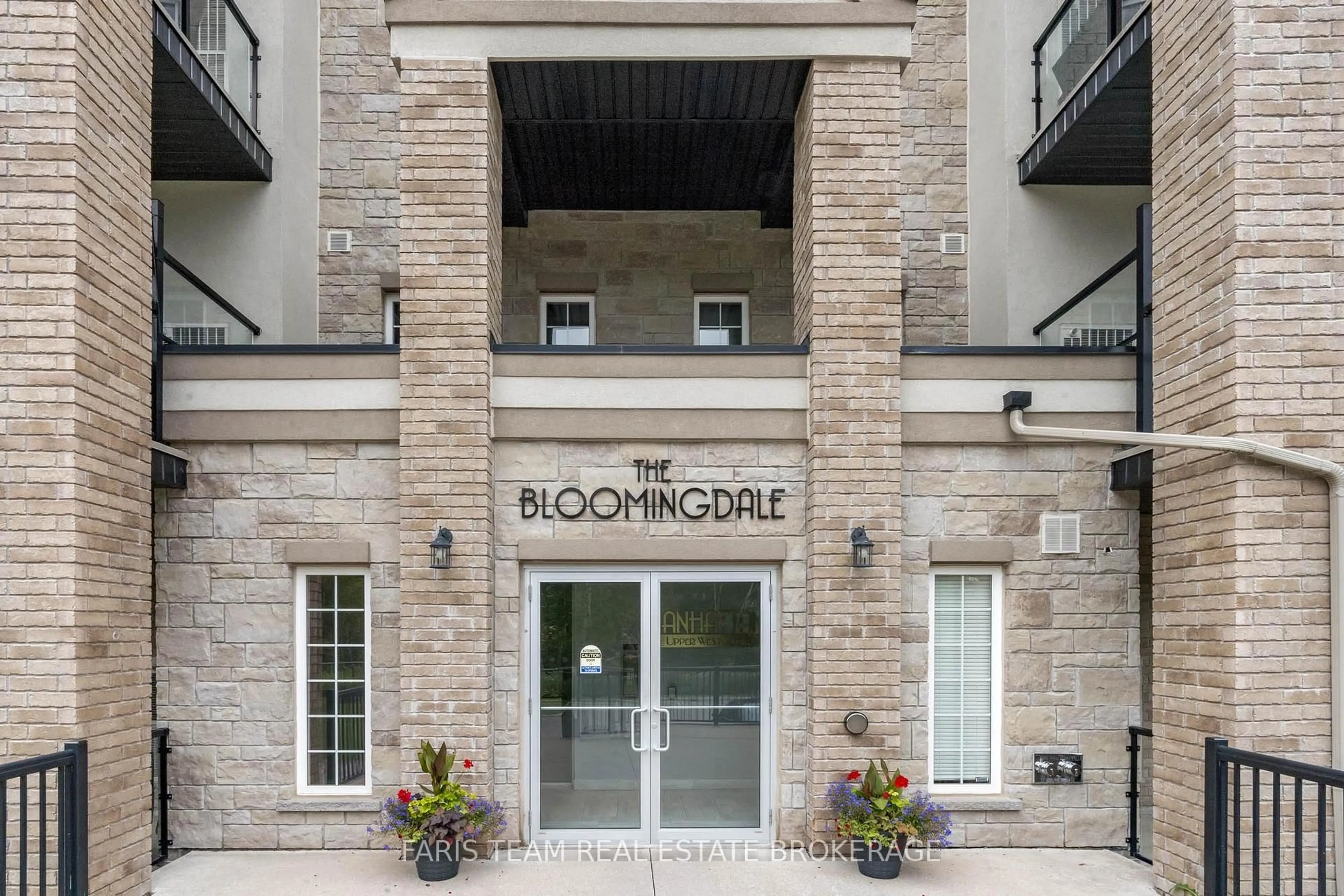 Indoor foyer for 40 Ferndale Dr #210, Barrie Ontario L4N 2L3