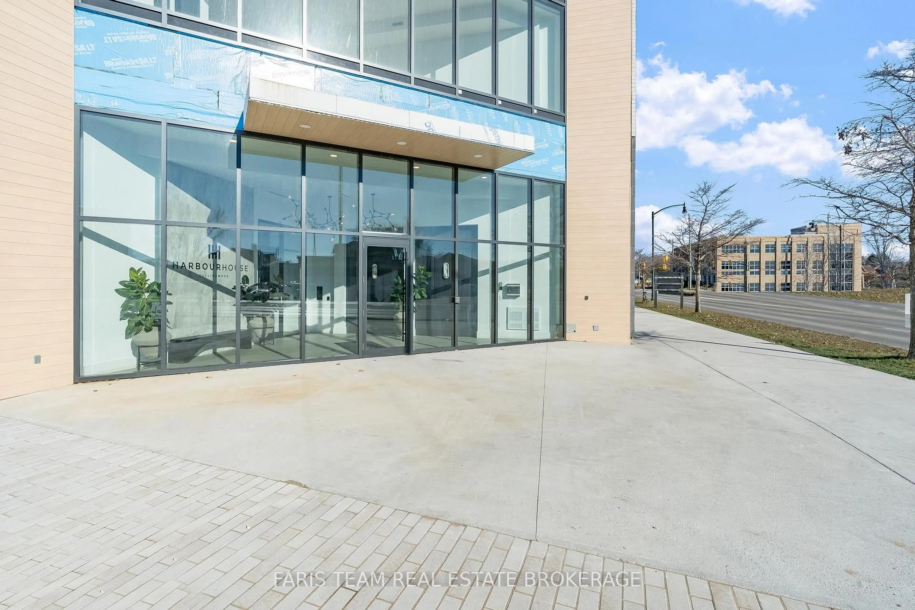 Indoor foyer for 31 Huron St #621, Collingwood Ontario L0G 1V0