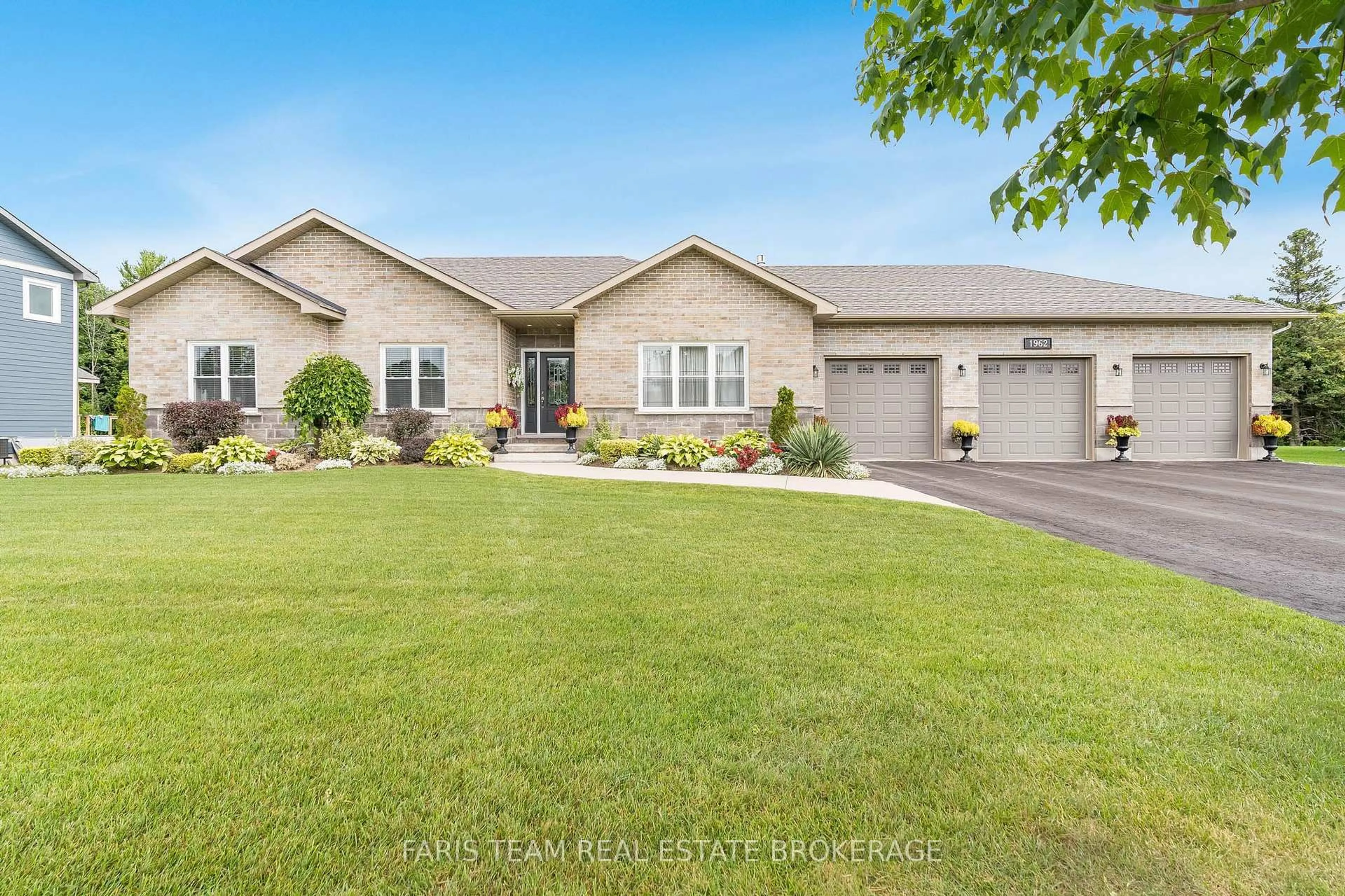 Home with vinyl exterior material, street for 1962 Elana Dr, Severn Ontario L3V 0C2