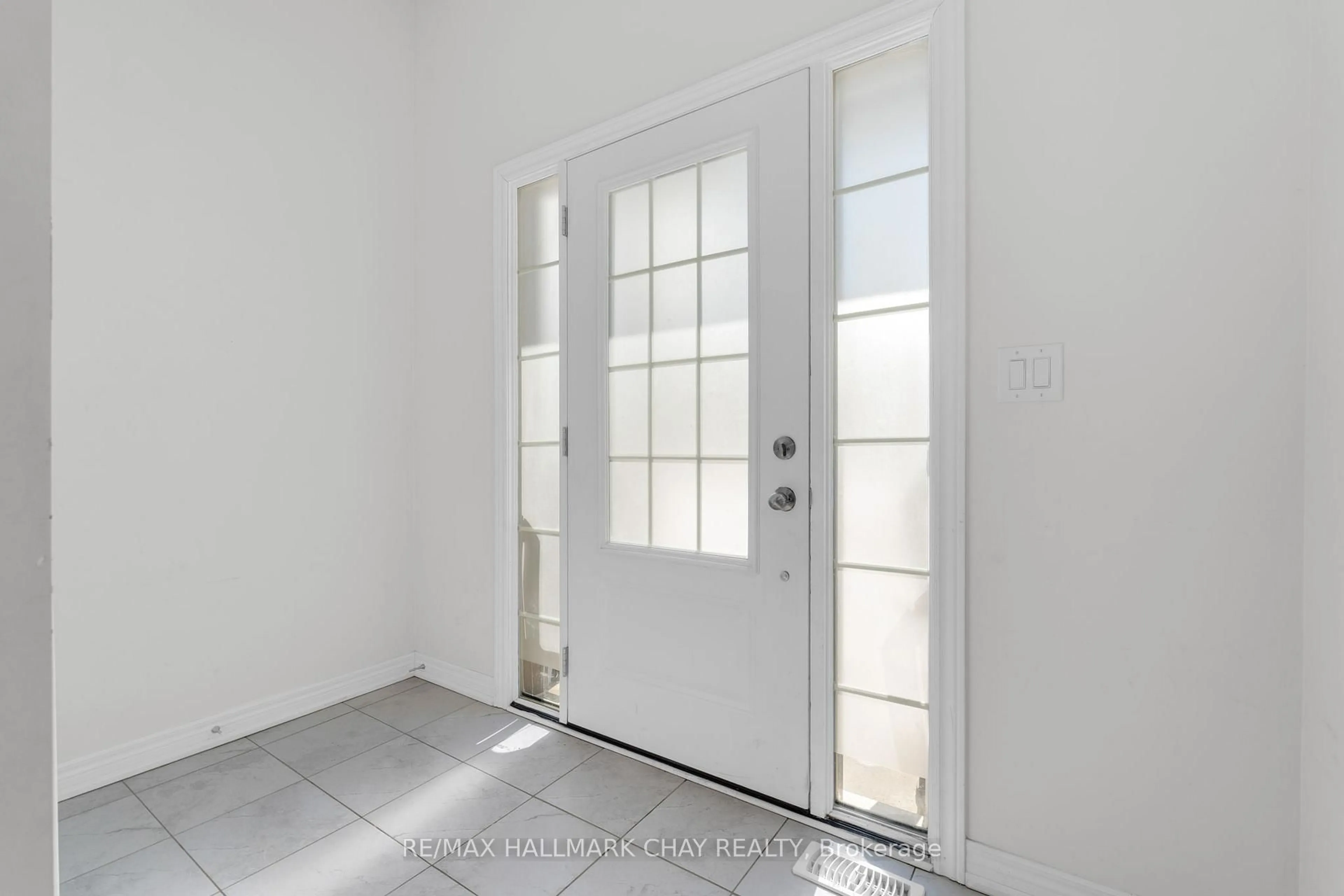 Indoor entryway for 24 Churchlea Mews, Orillia Ontario L3V 8K9