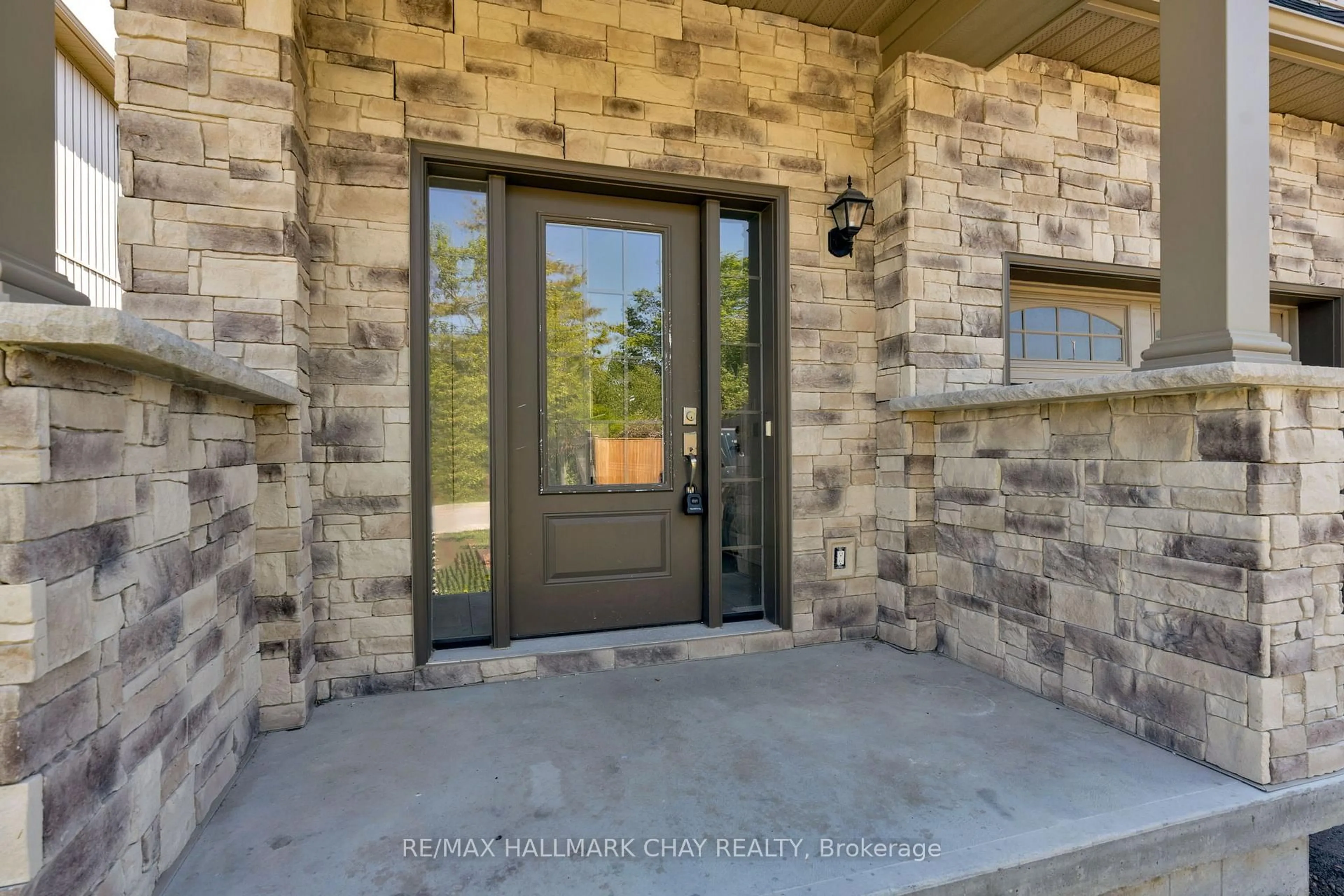 Indoor entryway for 19 Churchlea Mews, Orillia Ontario L3V 8K9