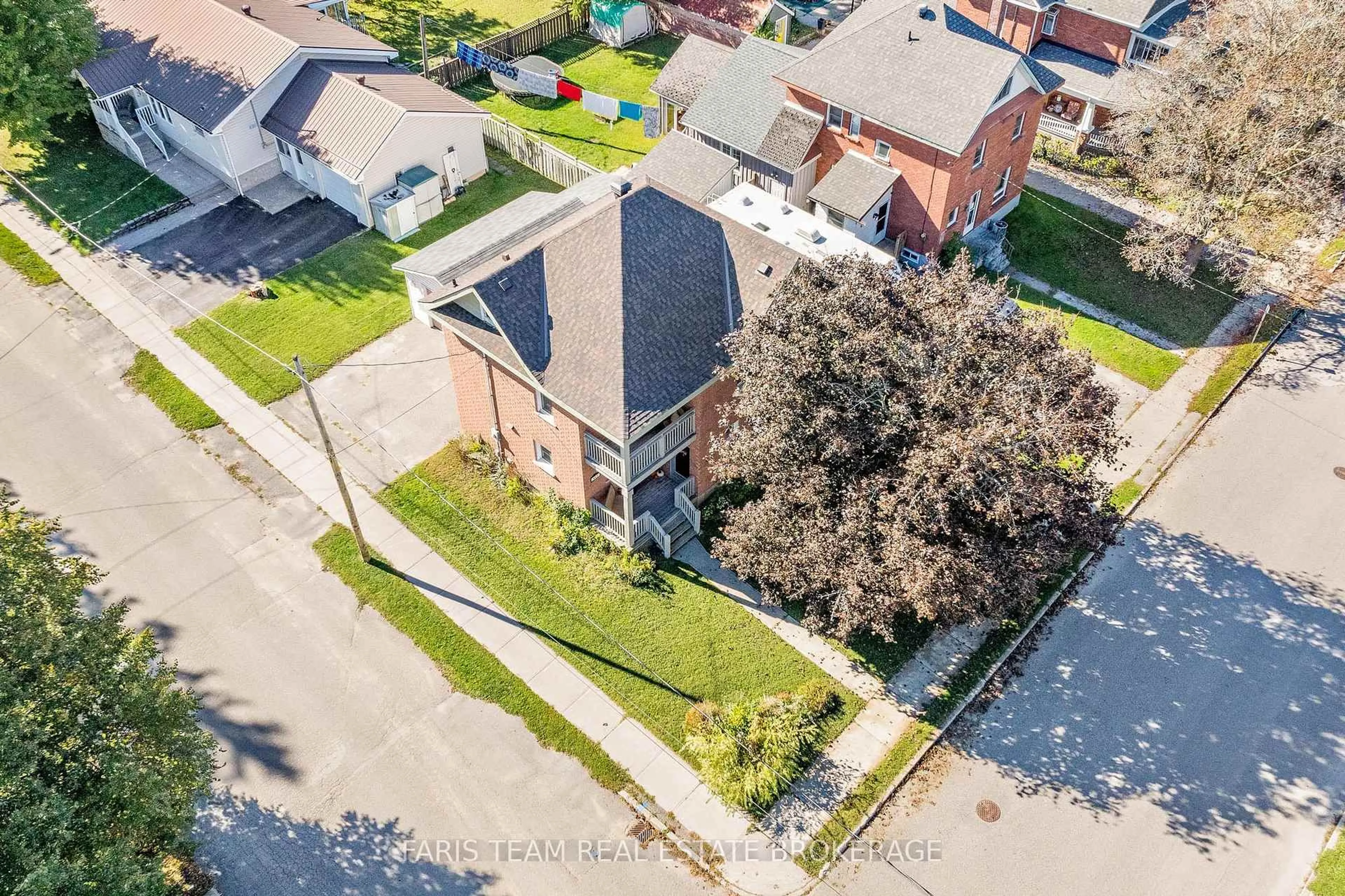 A pic from outside/outdoor area/front of a property/back of a property/a pic from drone, street for 412 Manly St, Midland Ontario L4R 3E3