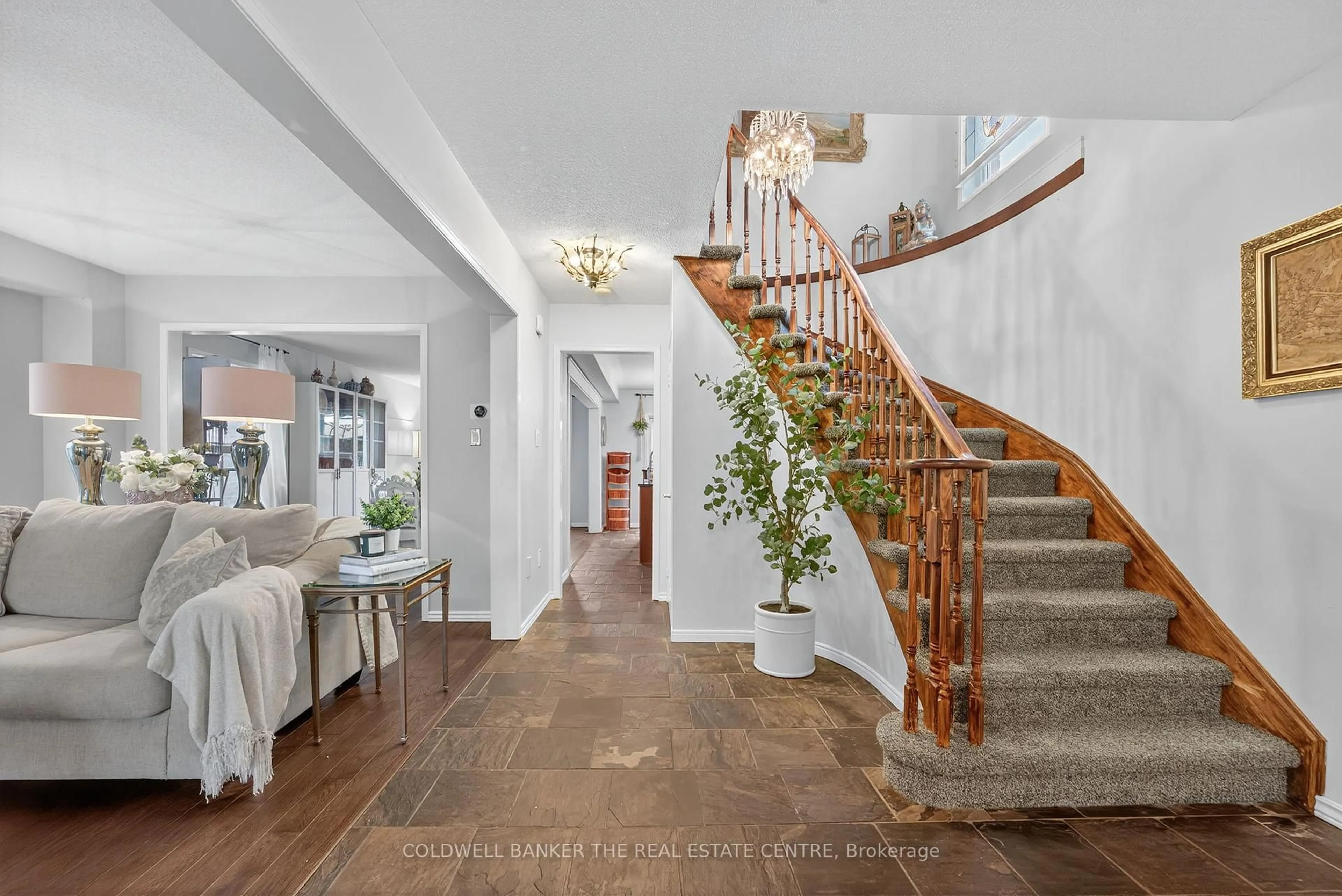 Indoor entryway for 136 Violet St, Barrie Ontario L4N 9M7