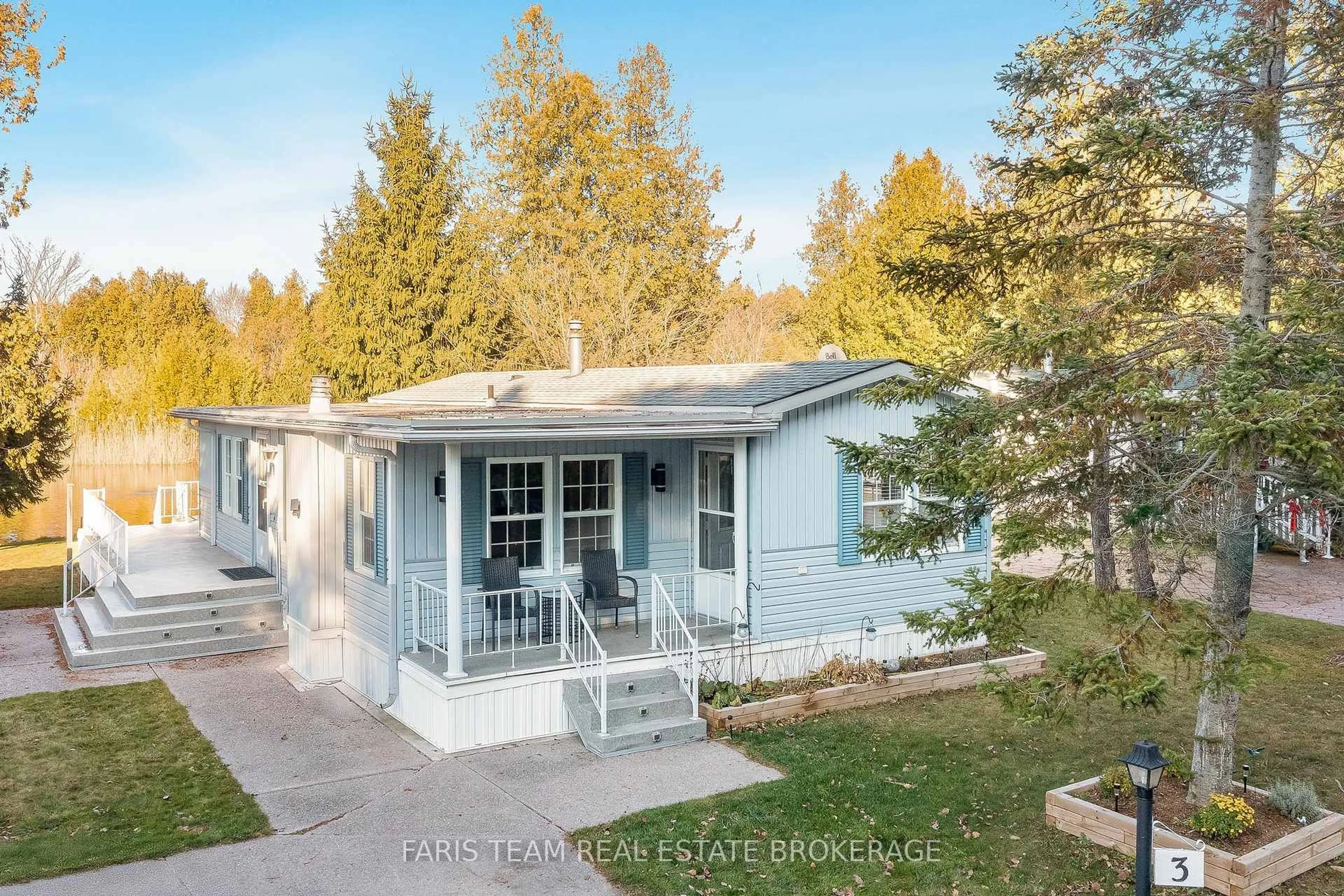 Home with vinyl exterior material, street for 3 St James Pl, Wasaga Beach Ontario L9Z 3A8