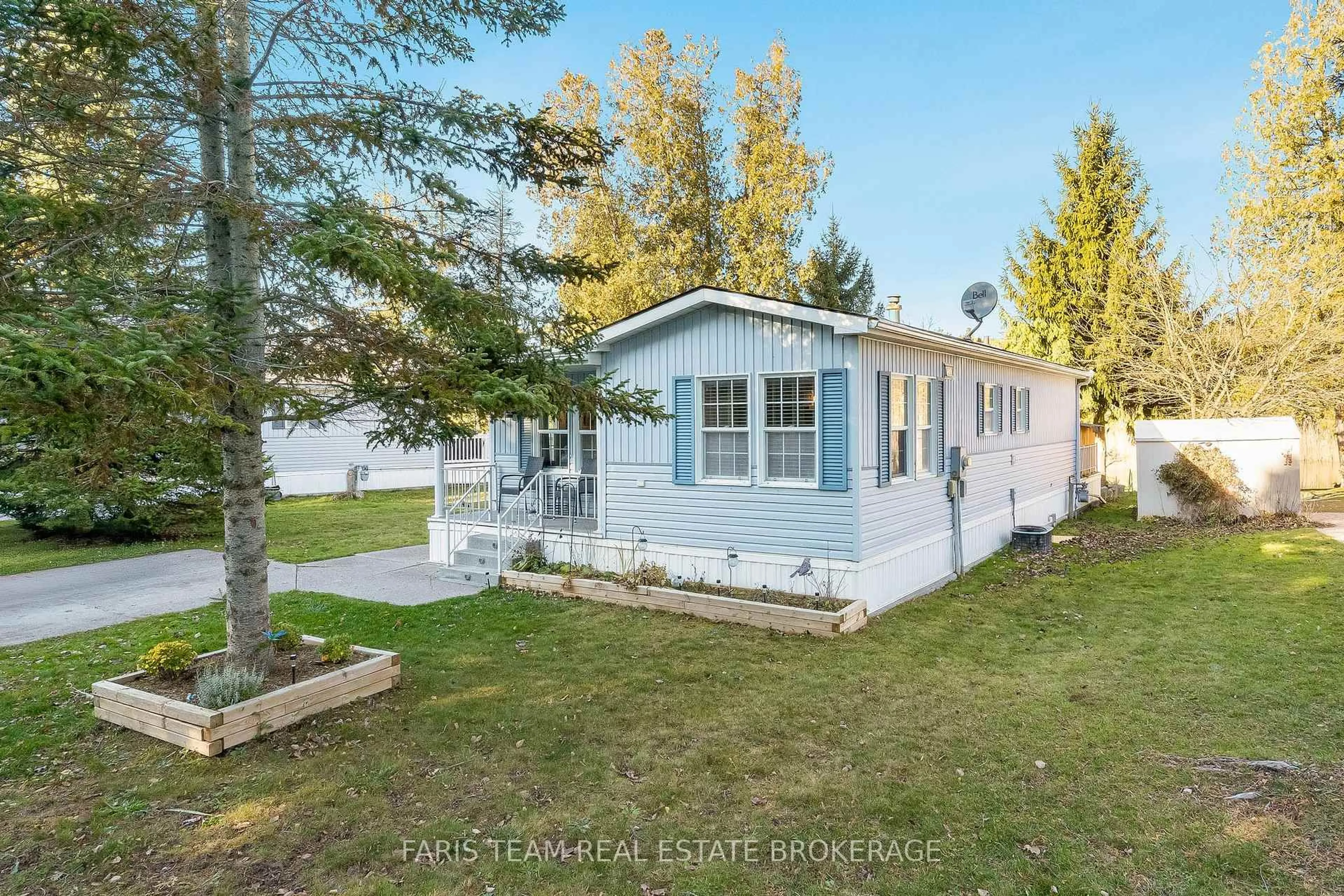 Home with vinyl exterior material, water/lake/river/ocean view for 3 St James Pl, Wasaga Beach Ontario L9Z 3A8