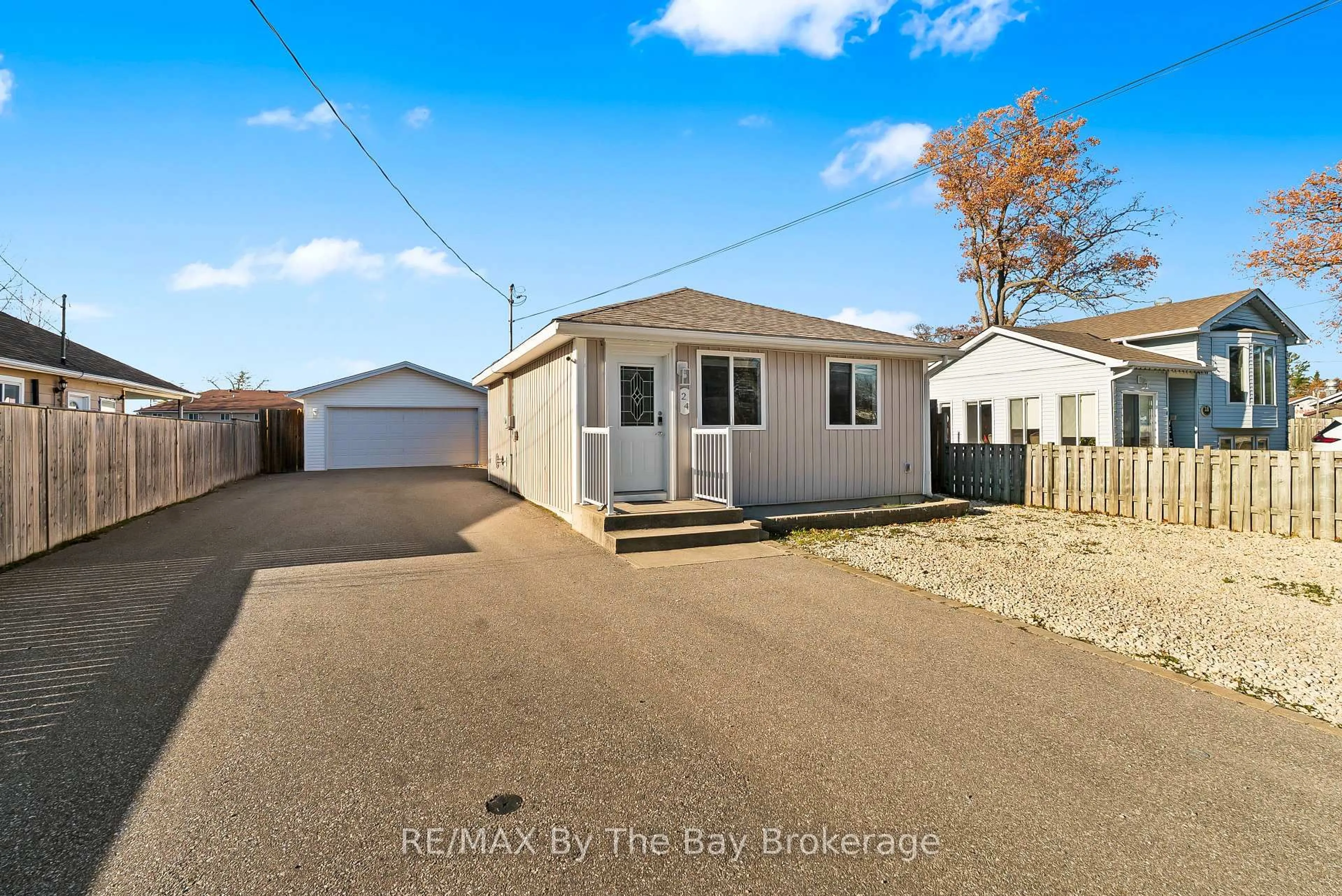 A pic from outside/outdoor area/front of a property/back of a property/a pic from drone, street for 24 Glenwood Dr, Wasaga Beach Ontario L9Z 2K5