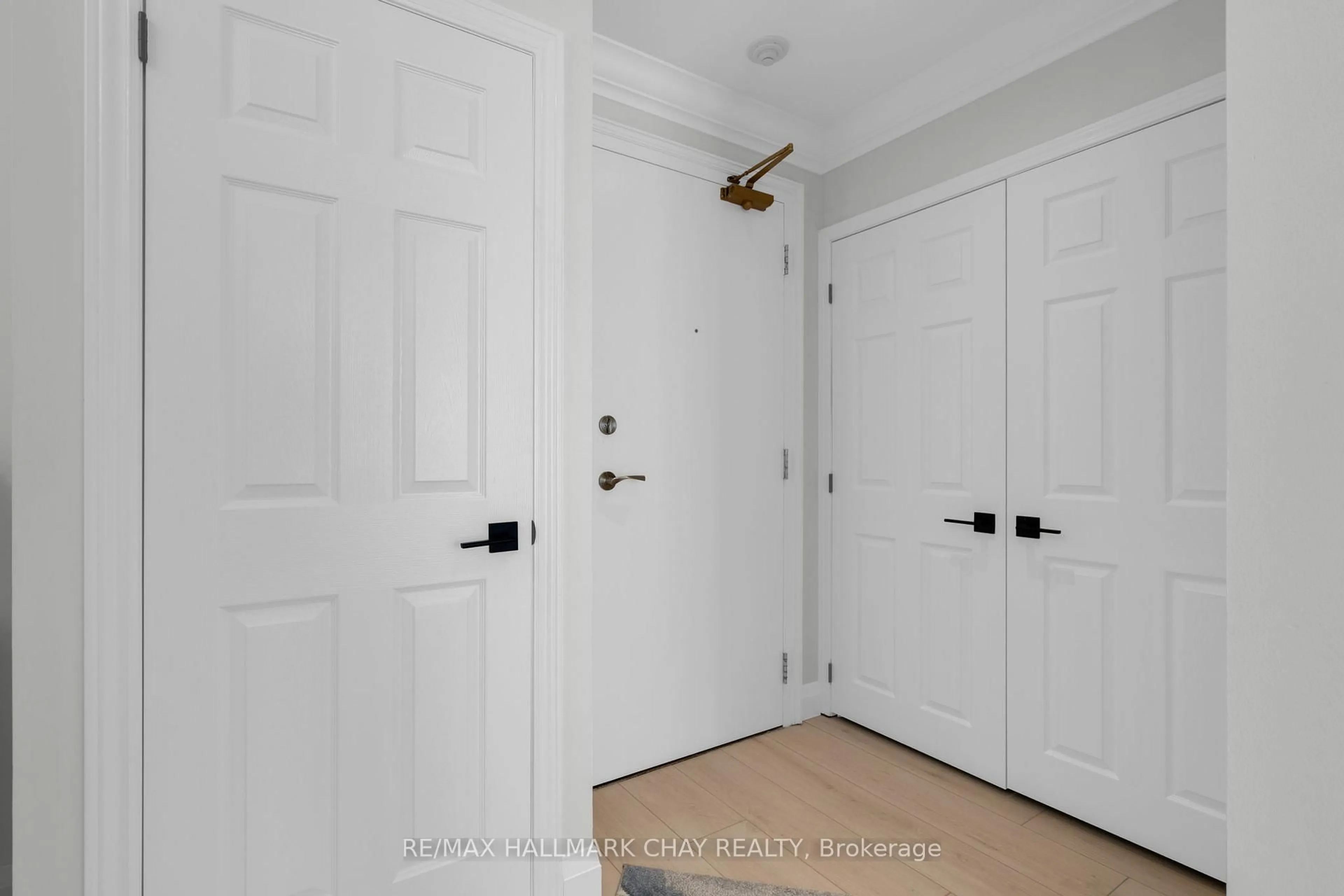 Indoor entryway for 6 TORONTO St #1205, Barrie Ontario L4N 9R2