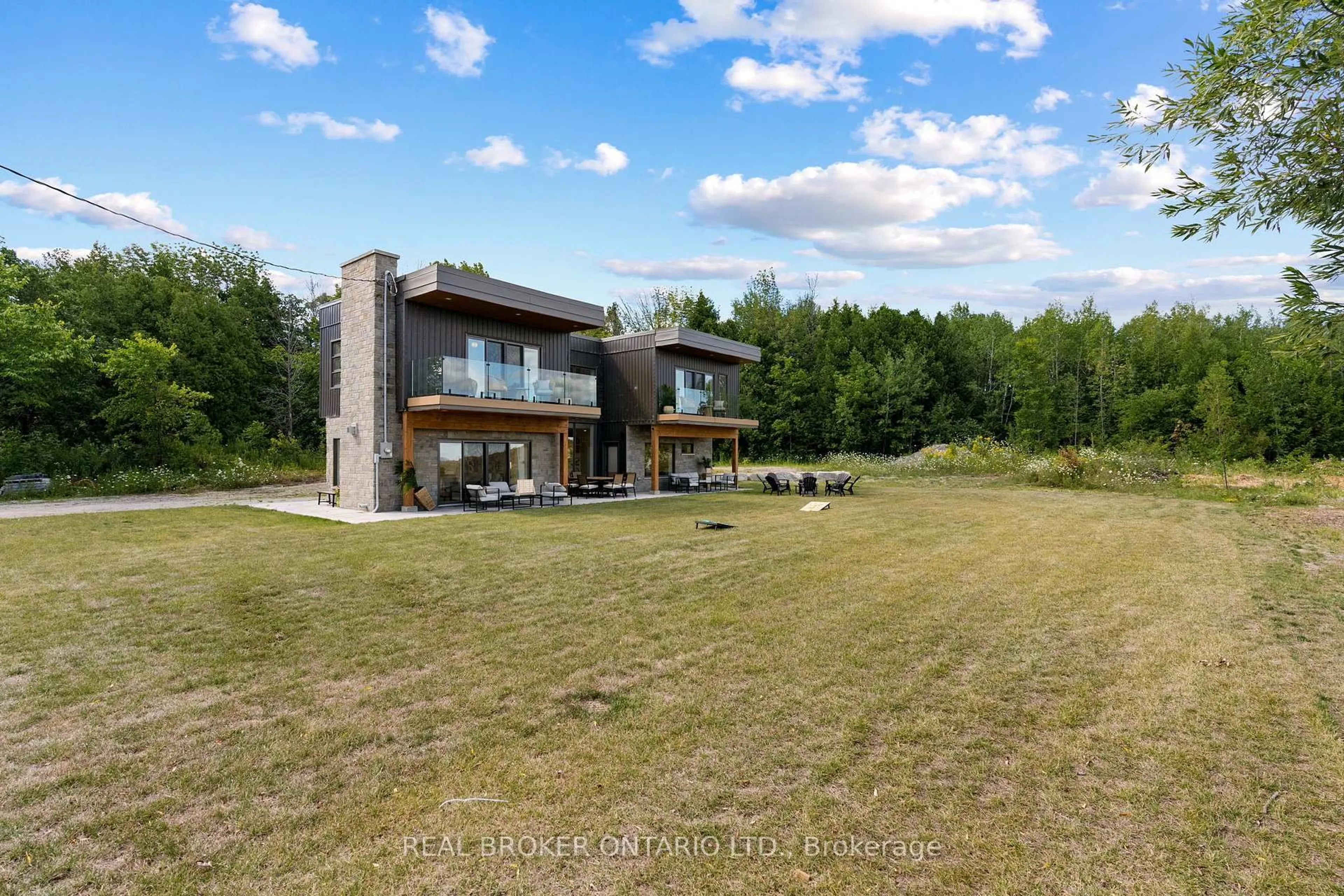 A pic from outside/outdoor area/front of a property/back of a property/a pic from drone, unknown for 31 Hemlock Ave, Tay Ontario L0K 2C0