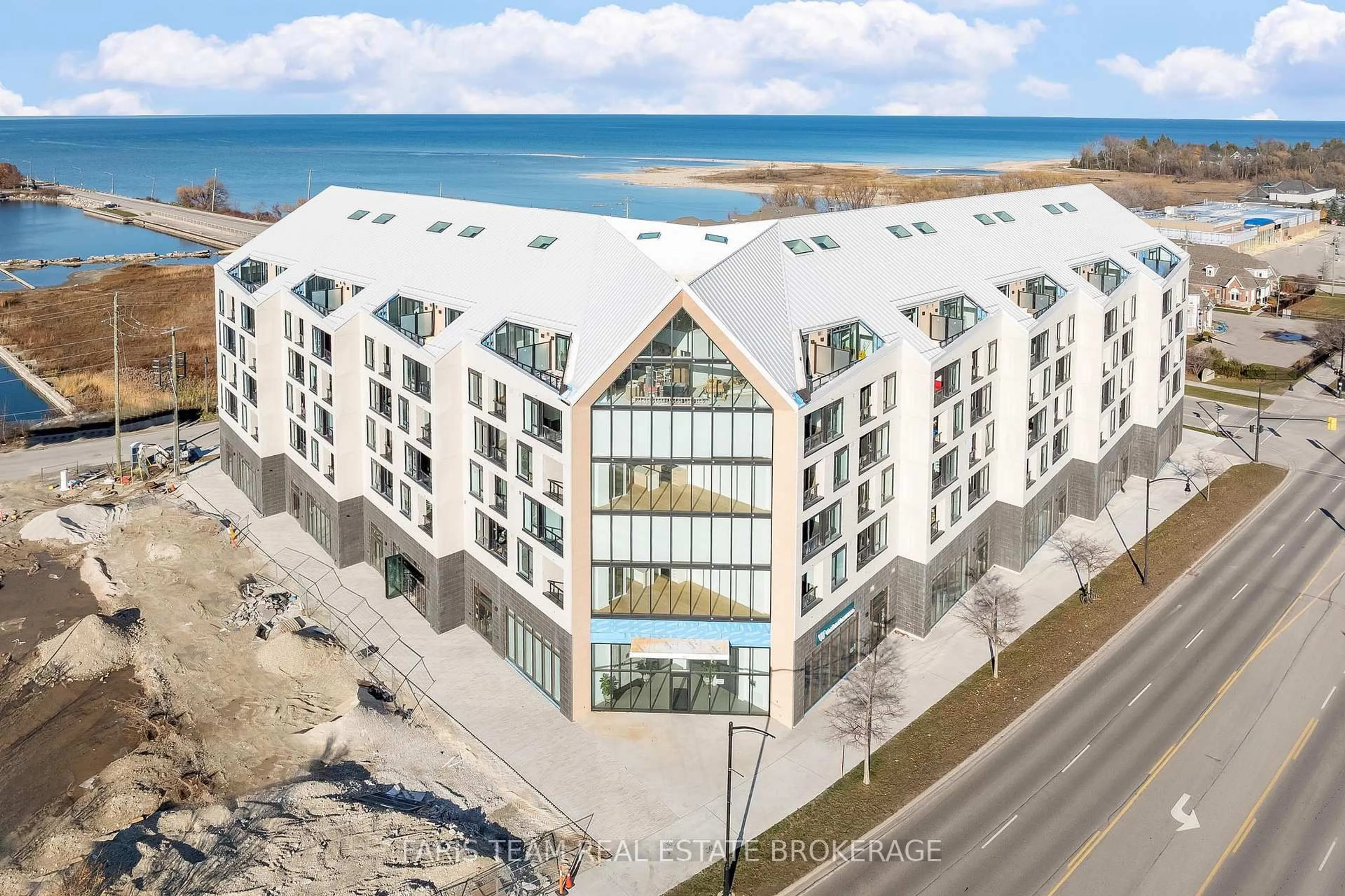 A pic from outside/outdoor area/front of a property/back of a property/a pic from drone, building for 31 Huron St #216, Collingwood Ontario L9Y 5T7