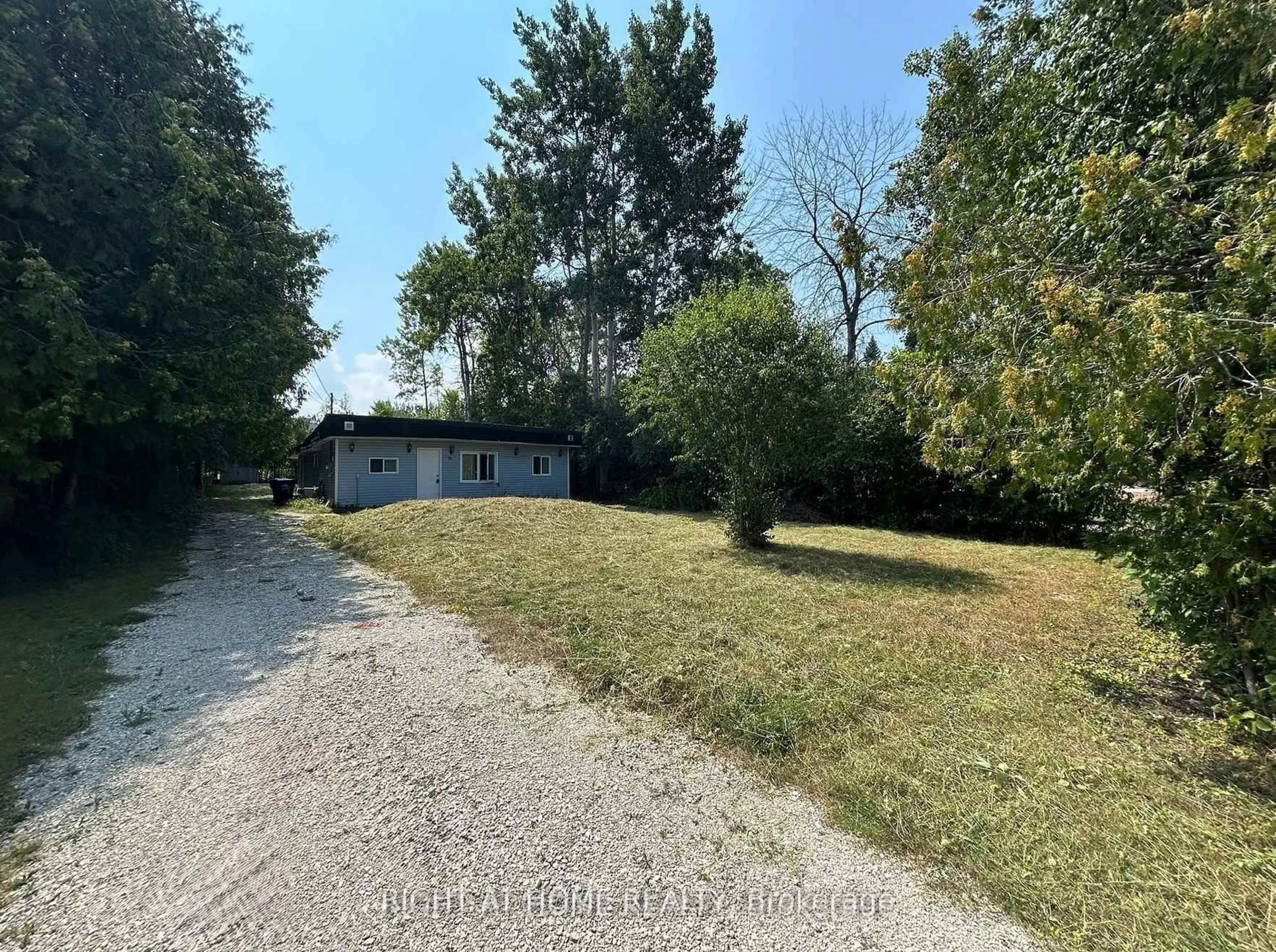 A pic from outside/outdoor area/front of a property/back of a property/a pic from drone, street for 34 Broadview St, Collingwood Ontario L9Y 0X2