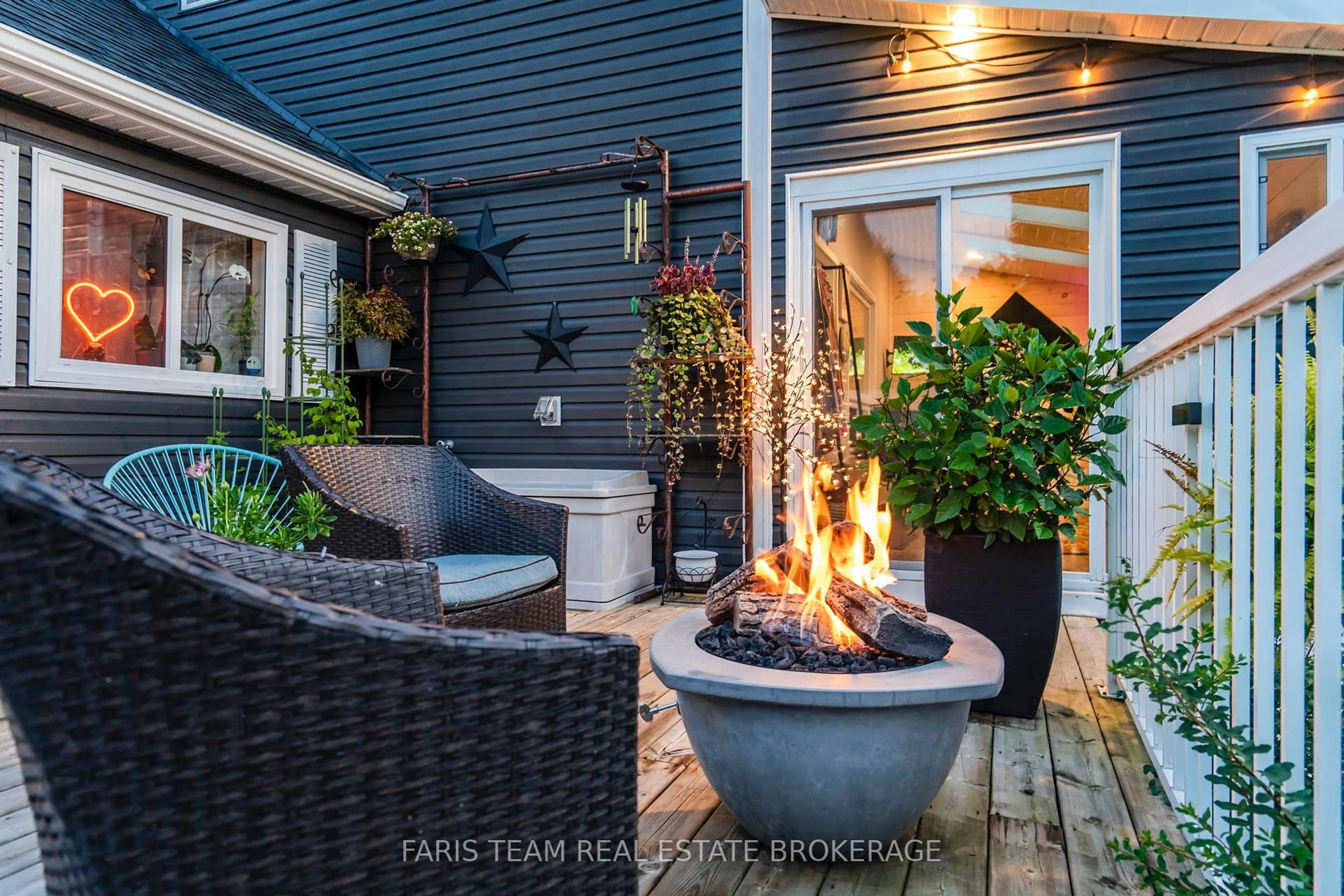 Patio, street for 83 King Rd, Tay Ontario L0K 2C0