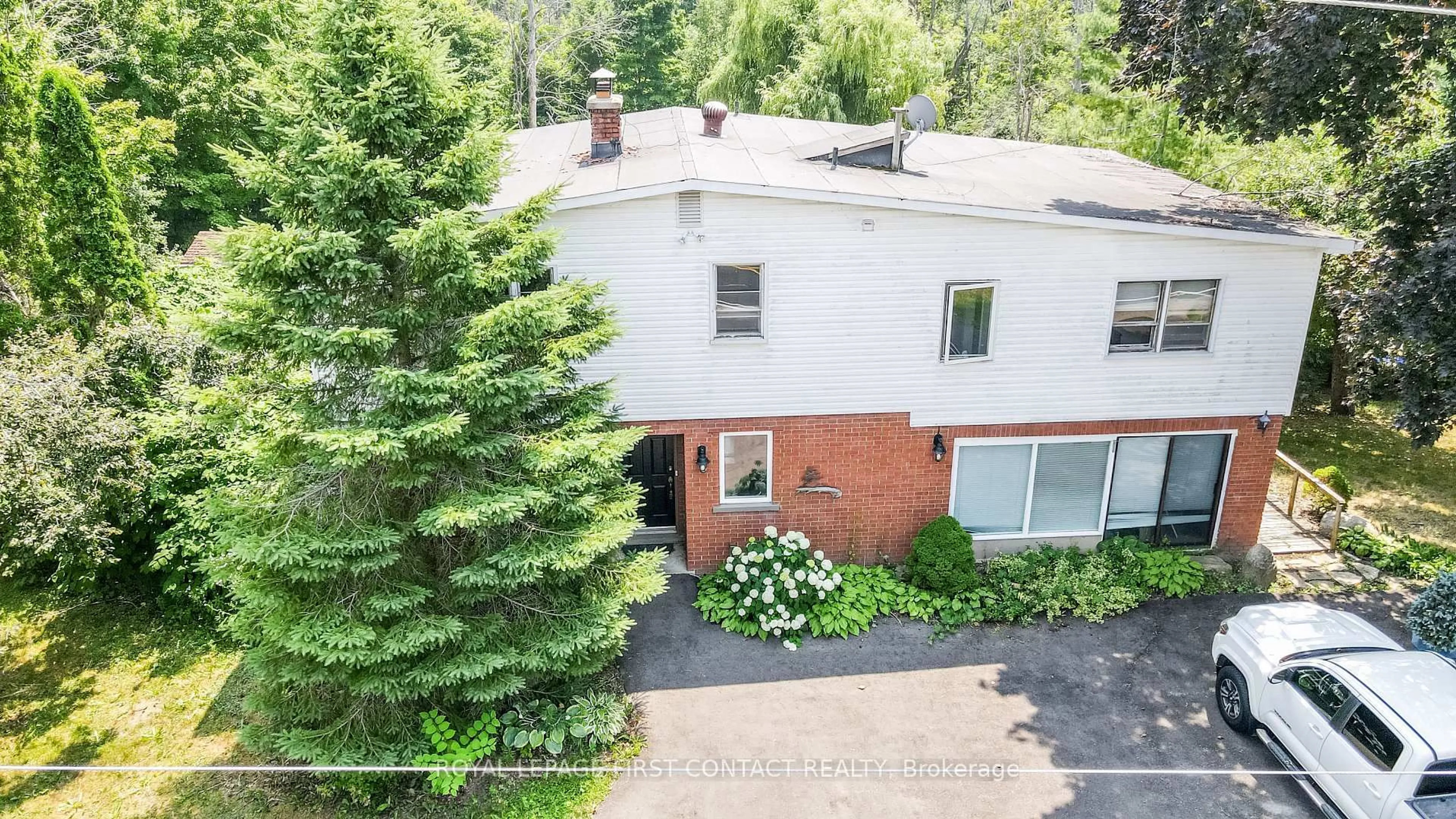 A pic from outside/outdoor area/front of a property/back of a property/a pic from drone, unknown for 953 Ridge Rd, Oro-Medonte Ontario L0L 2E0