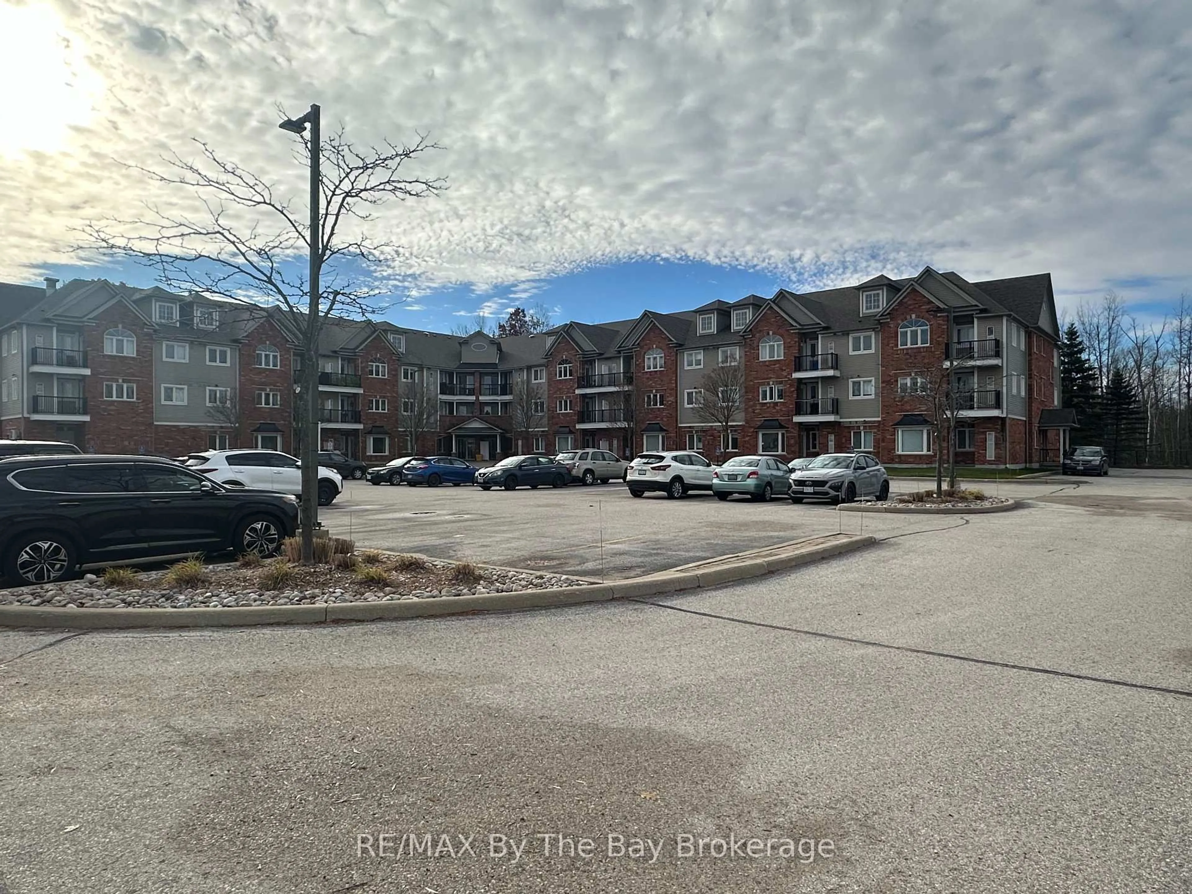 A pic from outside/outdoor area/front of a property/back of a property/a pic from drone, mountain view for 16 Westbury Rd #202, Wasaga Beach Ontario L9Z 0B8