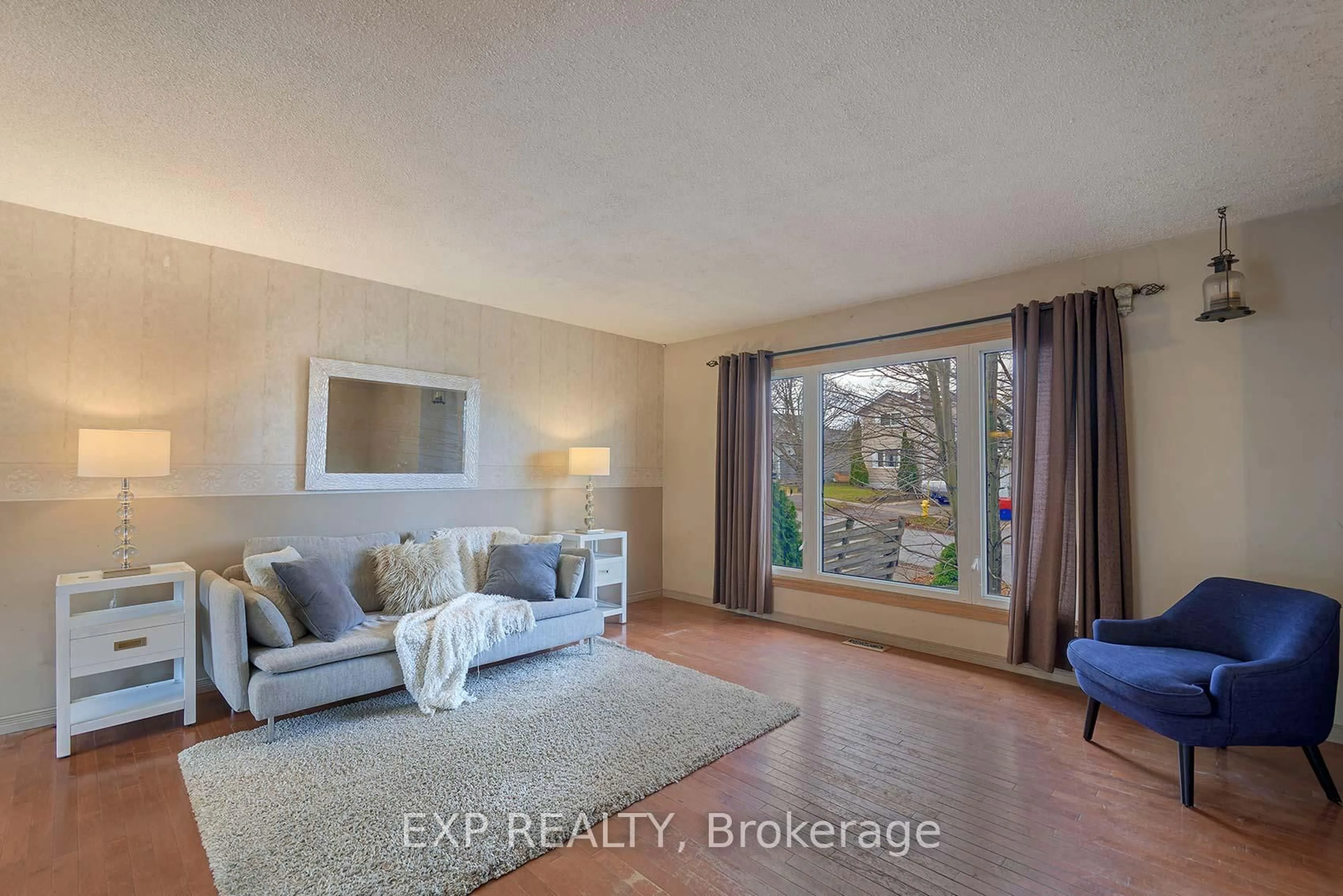 Living room with furniture, unknown for 310 Crawford St, Barrie Ontario L4N 3W8