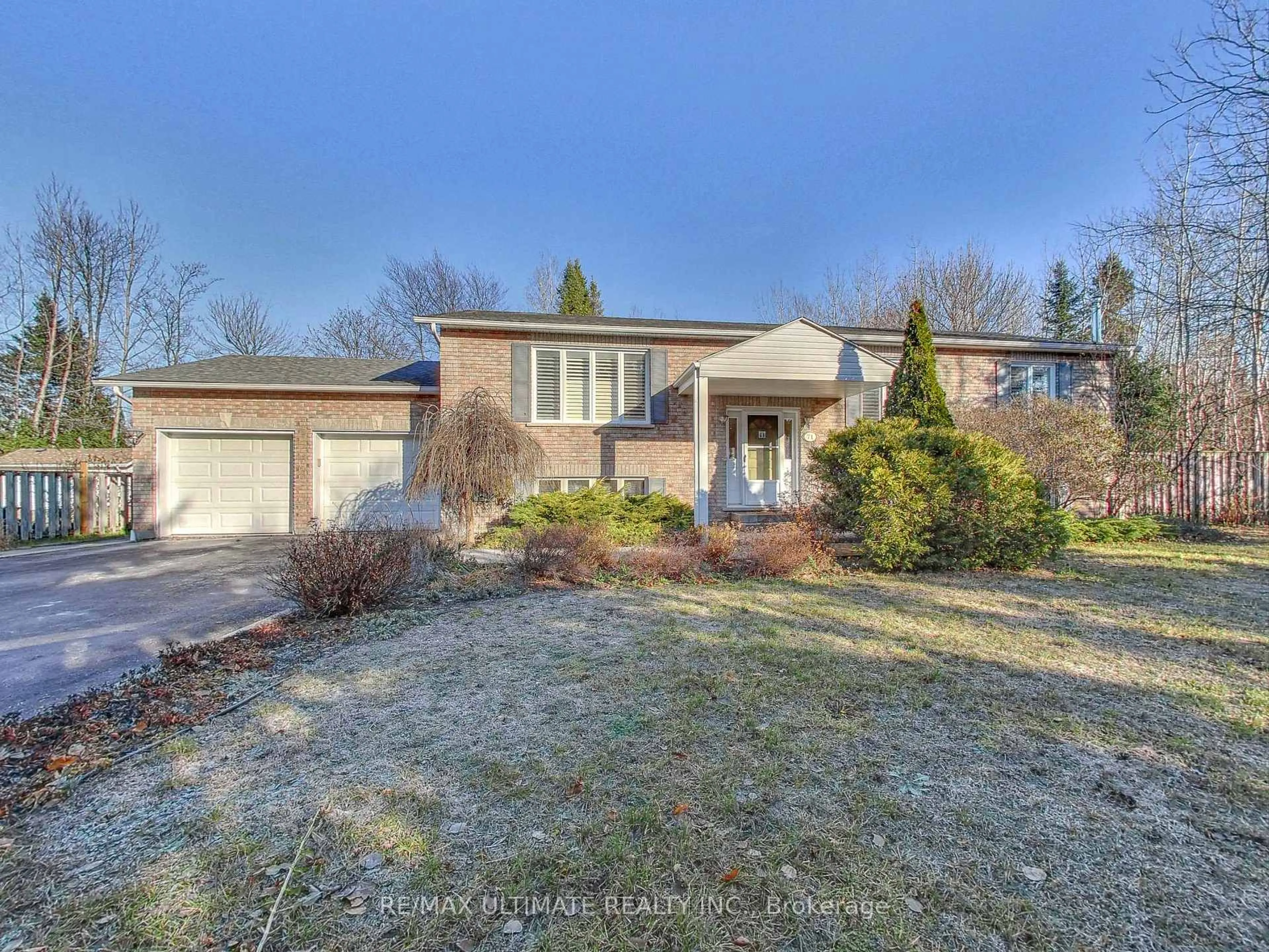 A pic from outside/outdoor area/front of a property/back of a property/a pic from drone, street for 71 61st St, Wasaga Beach Ontario L9Z 2Z3