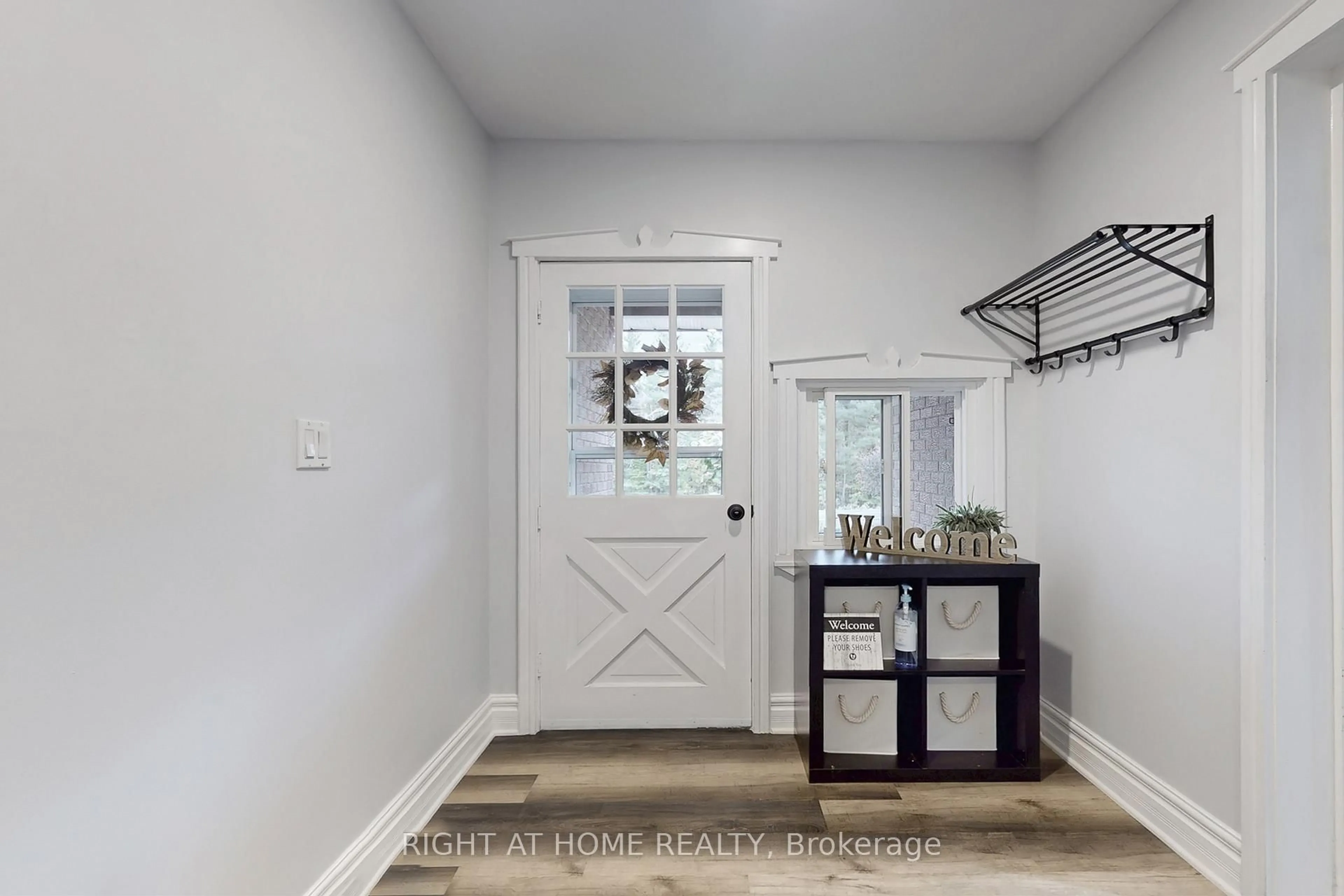 Indoor entryway for 1243 Crossland Rd, Springwater Ontario L9X 1B3