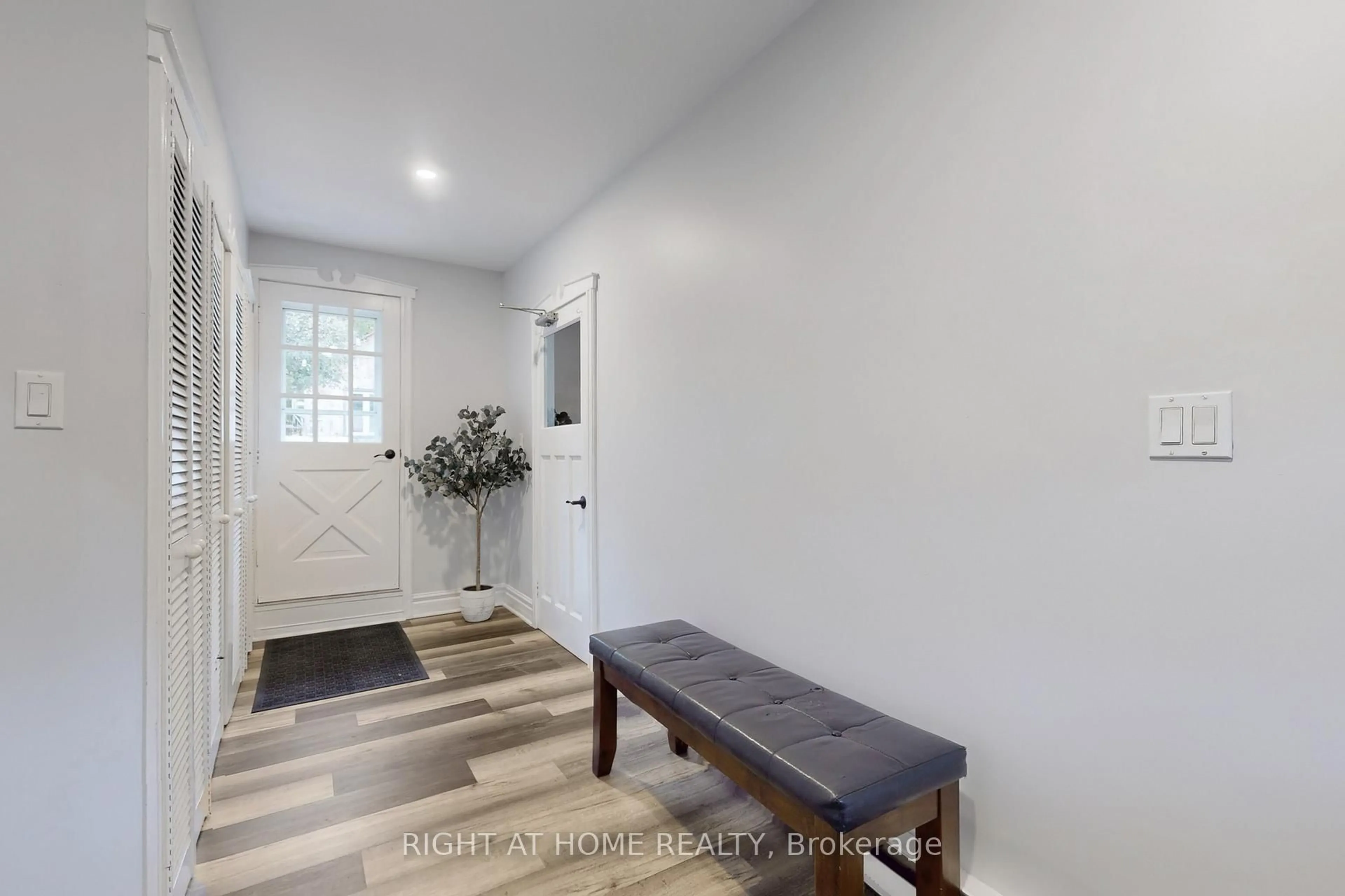 Indoor entryway for 1243 Crossland Rd, Springwater Ontario L9X 1B3