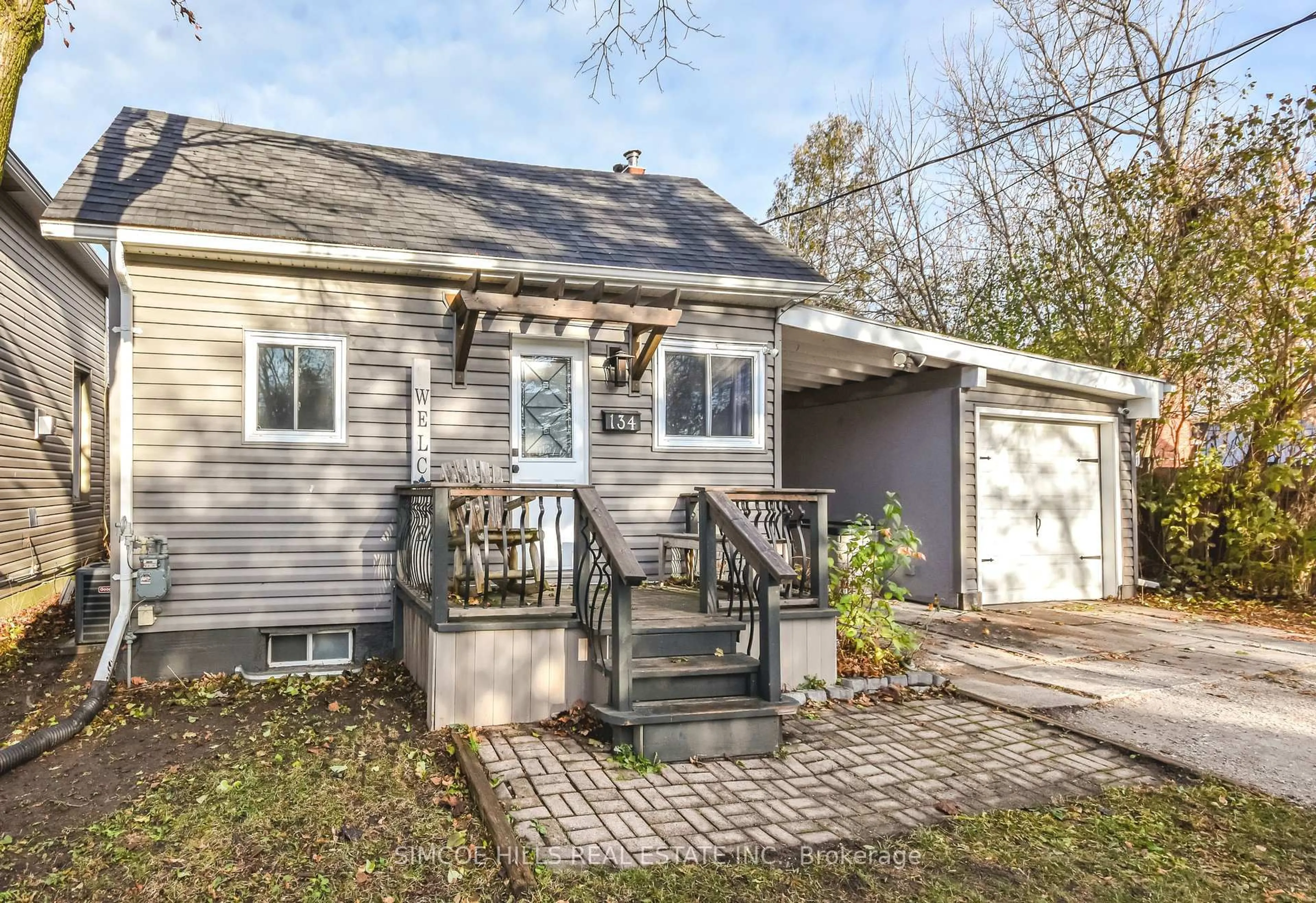 Home with vinyl exterior material, street for 134 Victoria St, Orillia Ontario L3V 2W2