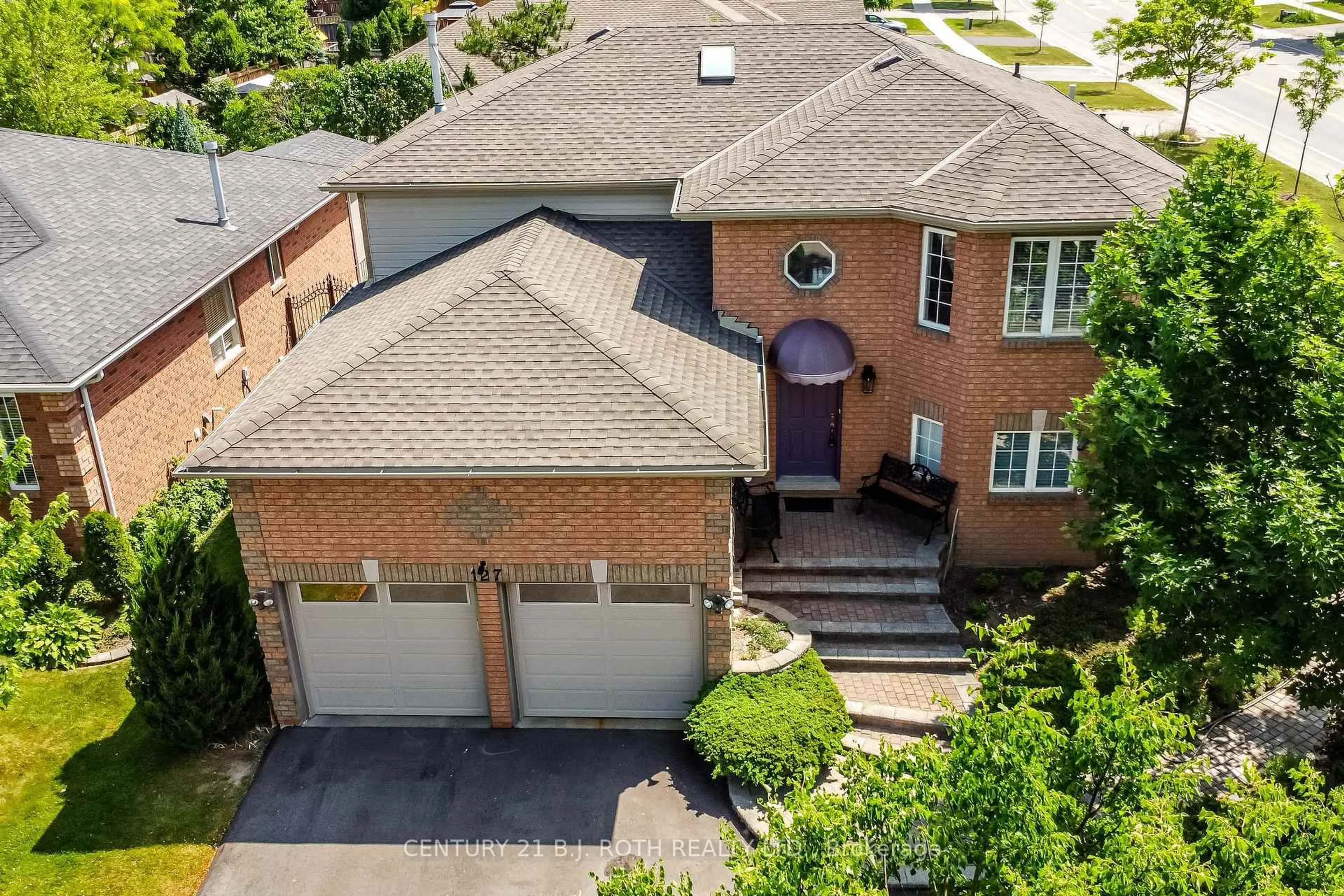A pic from outside/outdoor area/front of a property/back of a property/a pic from drone, street for 127 Golden Meadow Rd, Barrie Ontario L4N 8K2