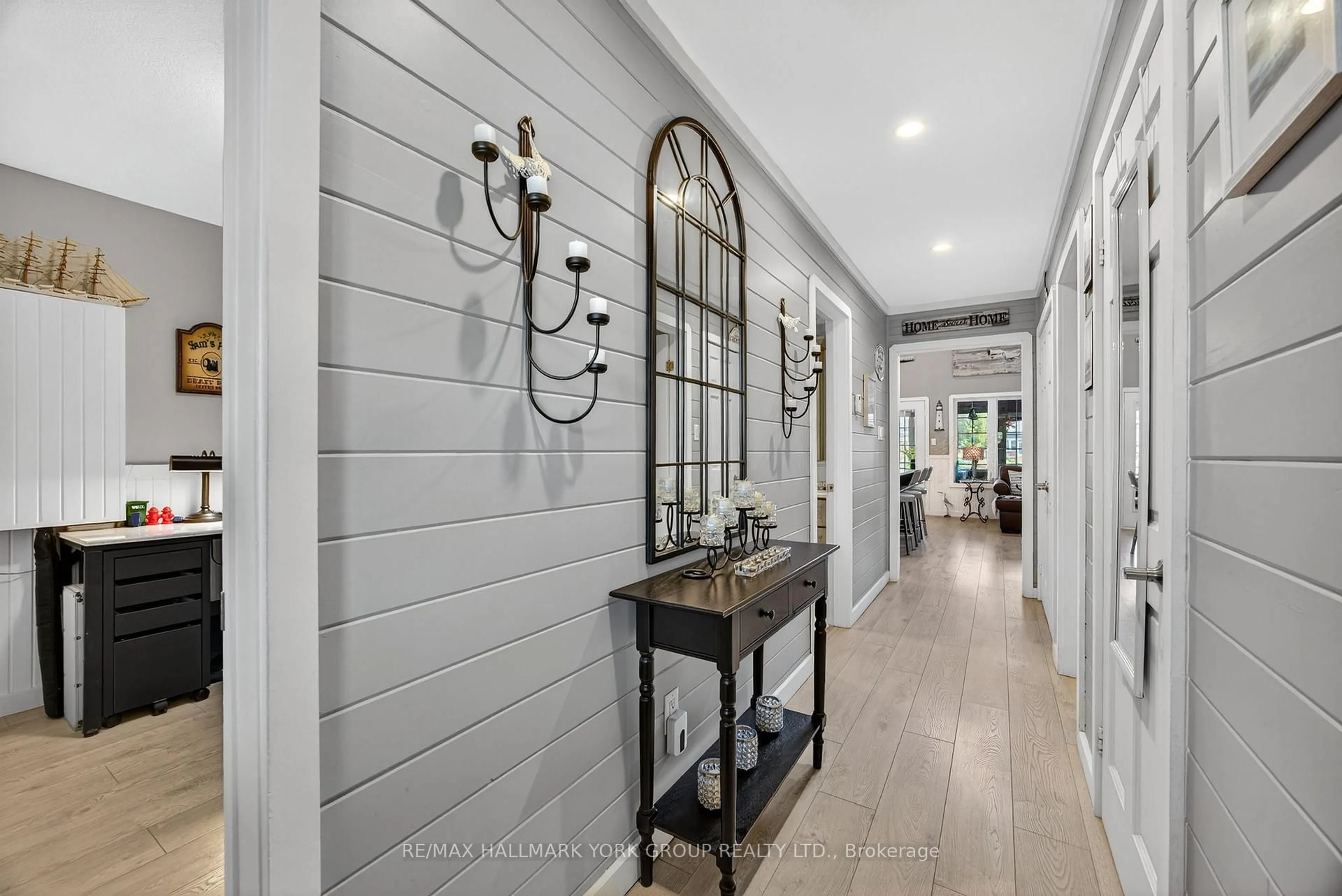 Indoor entryway for 41 Madawaska Tr, Wasaga Beach Ontario L9Z 1X7