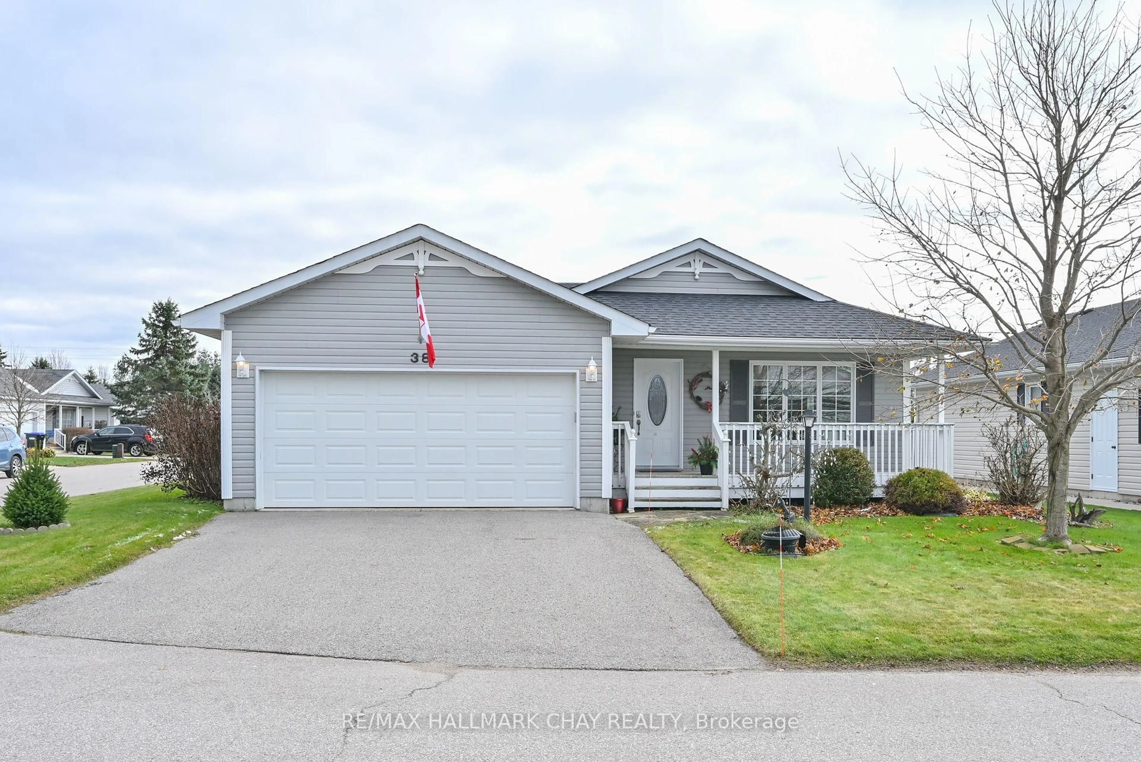 Home with vinyl exterior material, street for 38 Kentucky Ave, Wasaga Beach Ontario L9Z 3A8