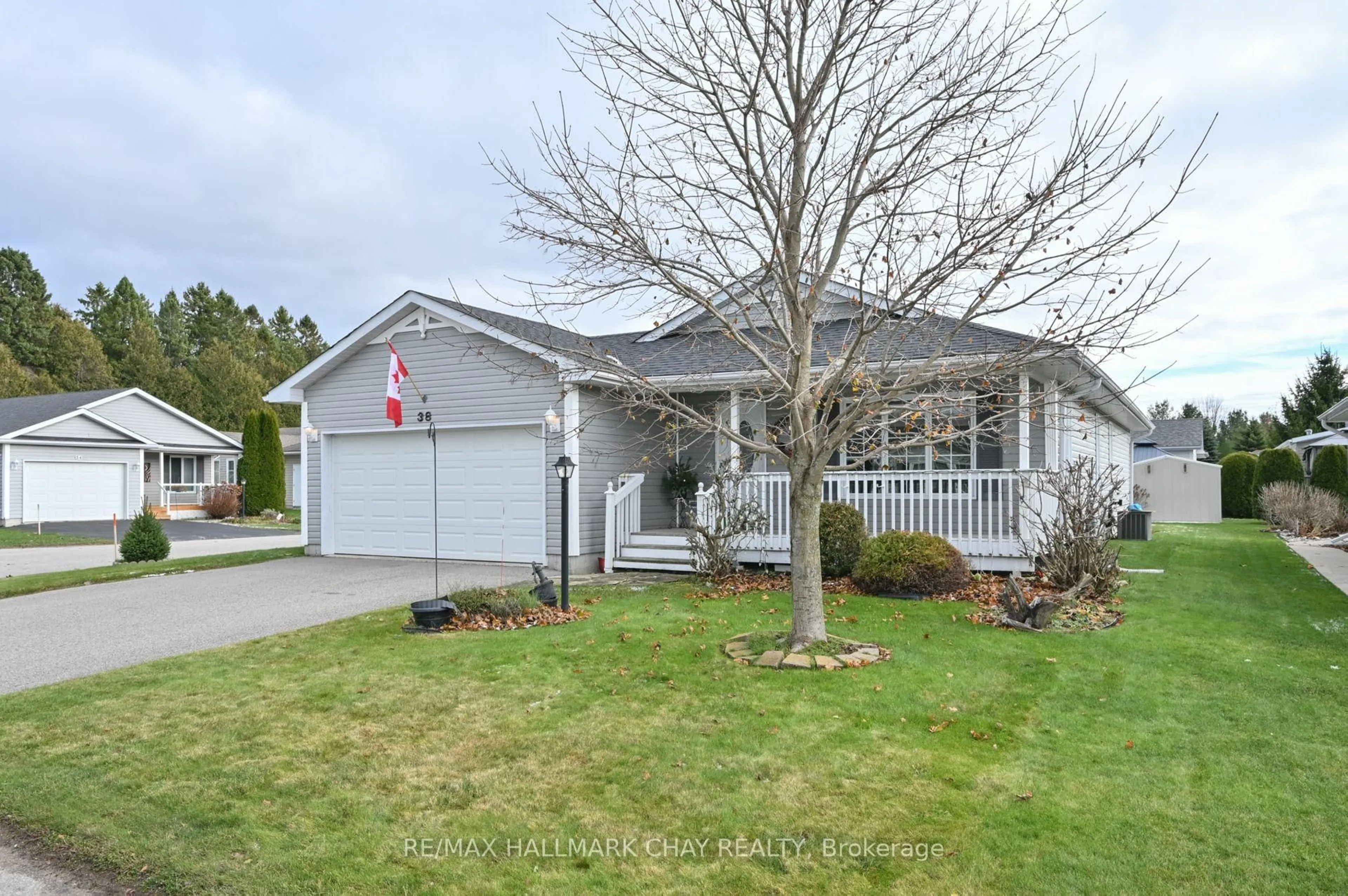 Home with vinyl exterior material, street for 38 Kentucky Ave, Wasaga Beach Ontario L9Z 3A8