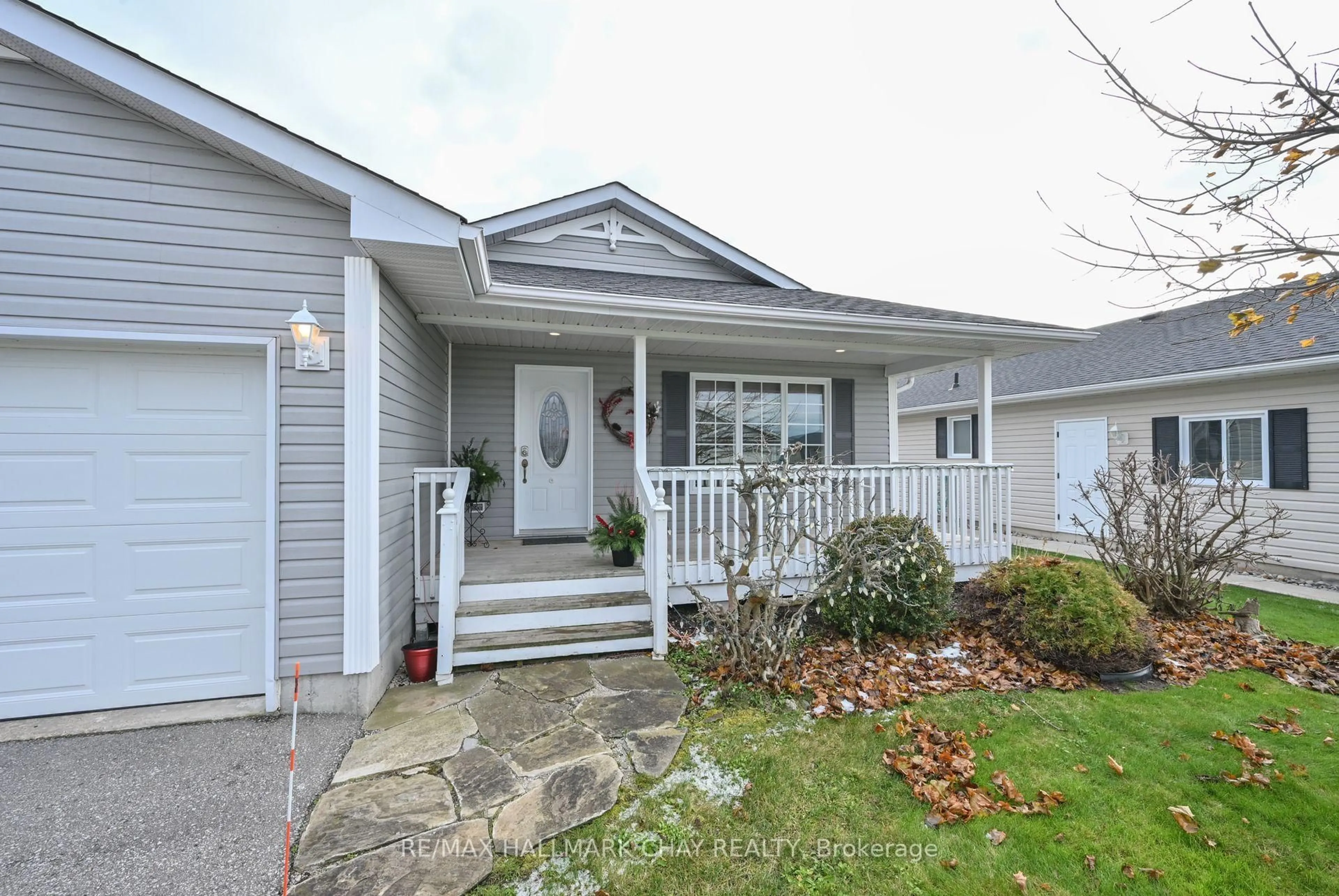 Home with vinyl exterior material, street for 38 Kentucky Ave, Wasaga Beach Ontario L9Z 3A8