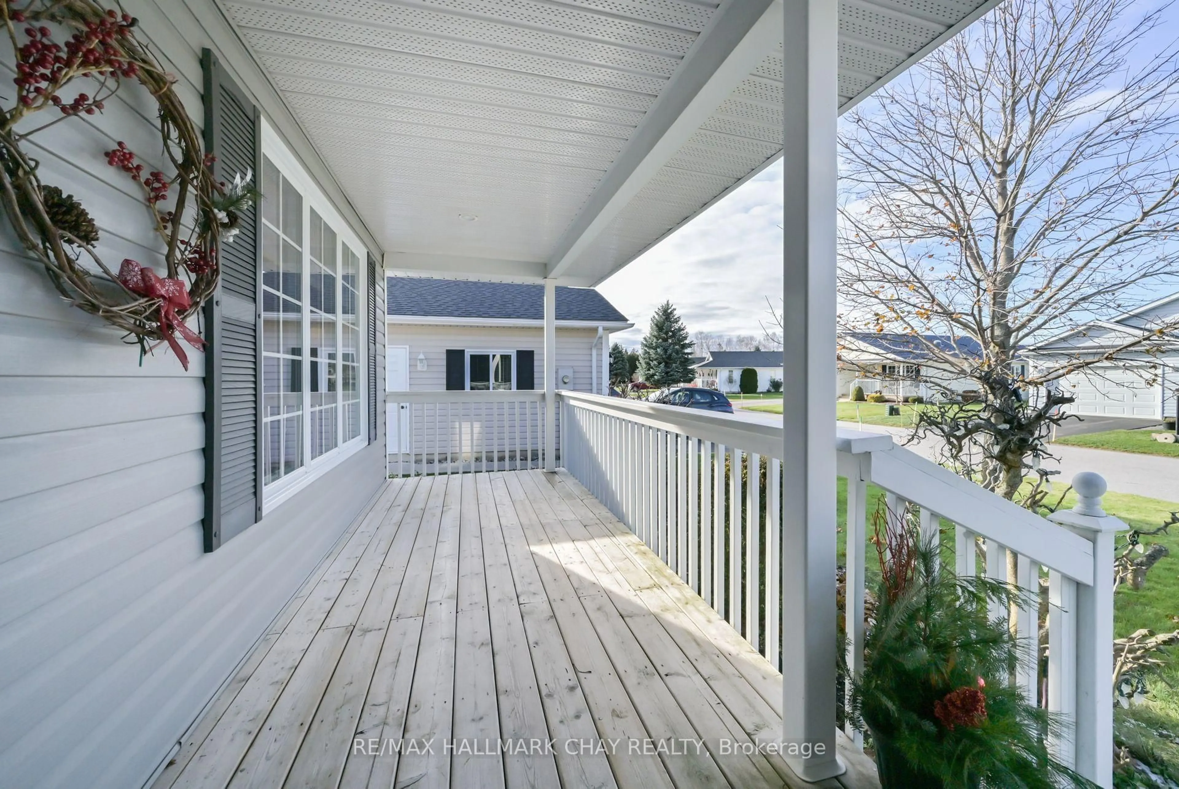 Patio, street for 38 Kentucky Ave, Wasaga Beach Ontario L9Z 3A8