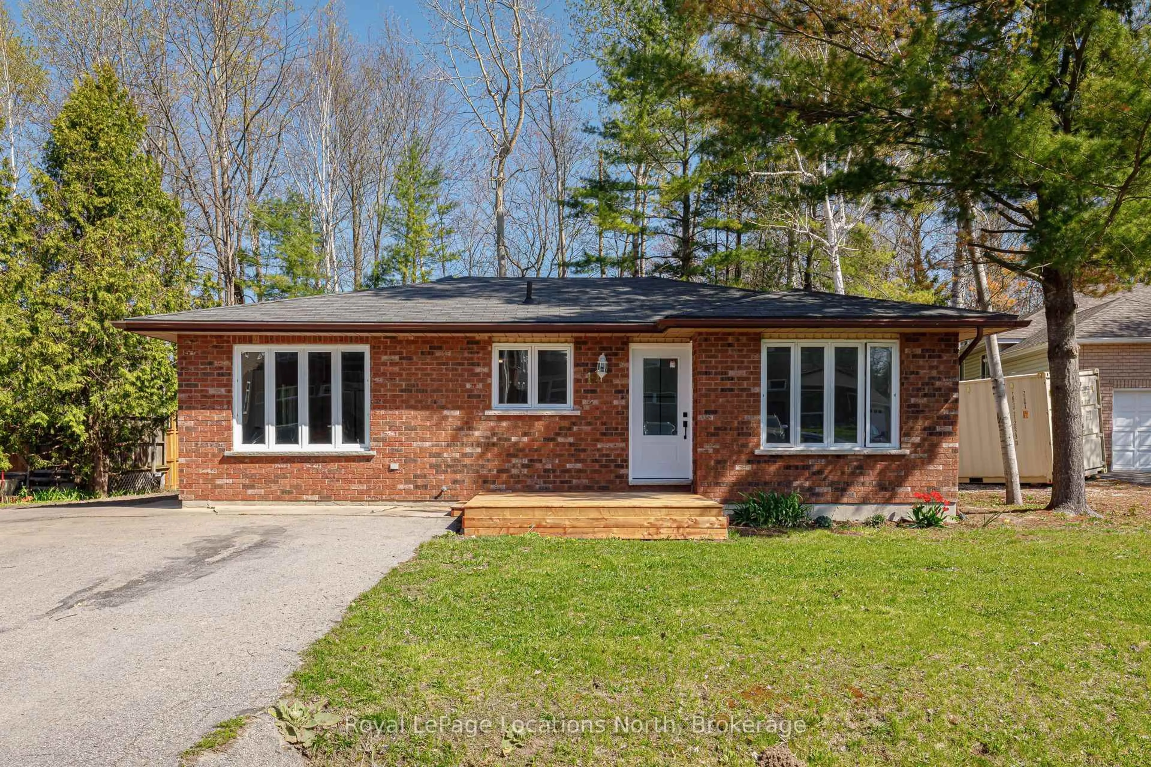 Home with brick exterior material, street for 11 Lisbon Crt, Wasaga Beach Ontario L9Z 1L2