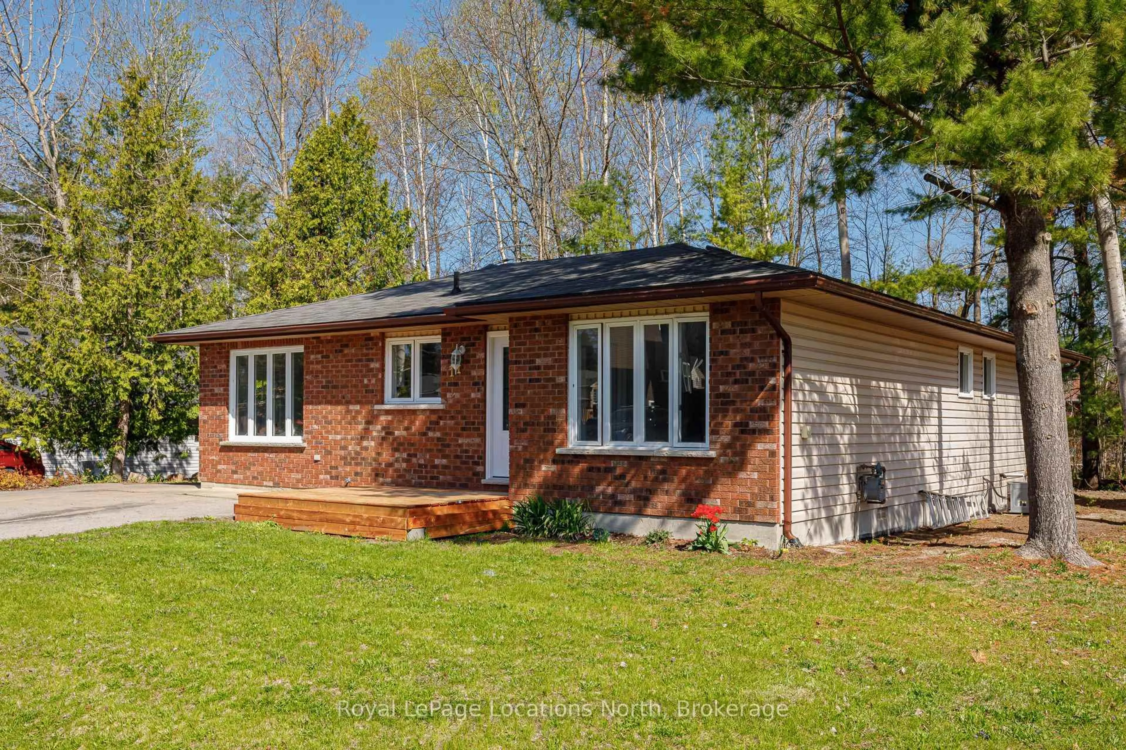 Home with brick exterior material, unknown for 11 Lisbon Crt, Wasaga Beach Ontario L9Z 1L2
