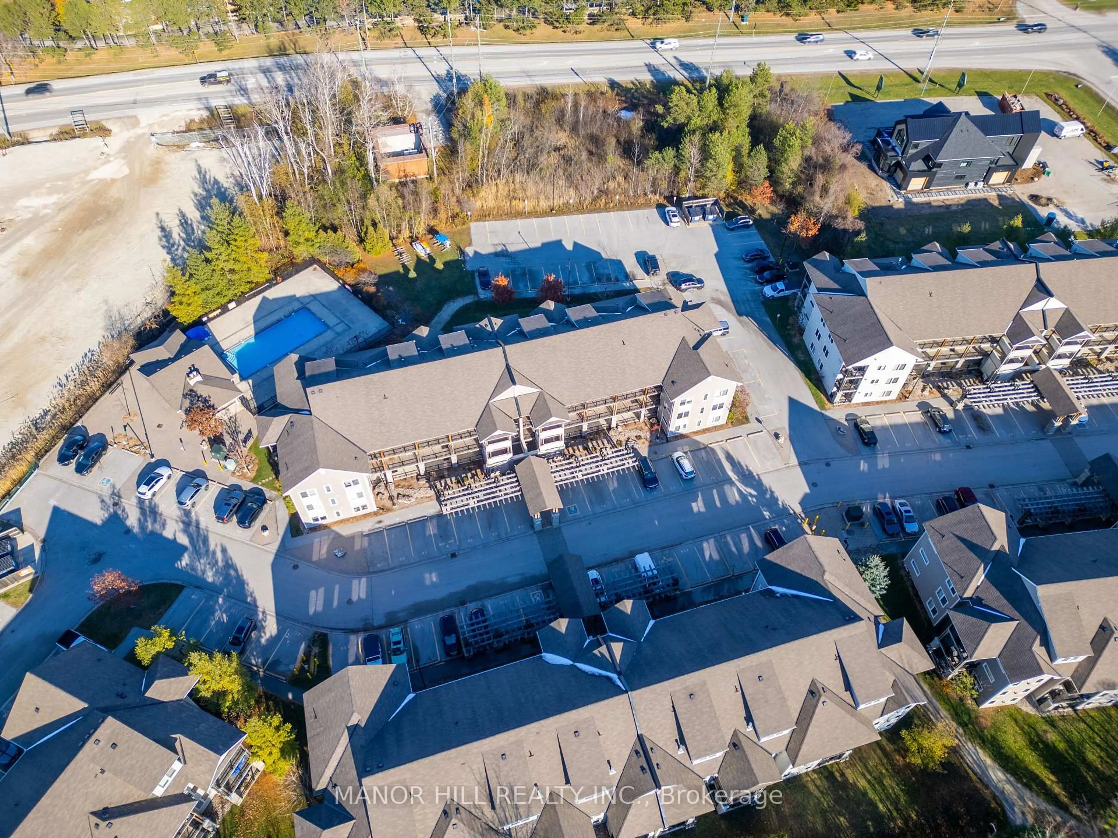 A pic from outside/outdoor area/front of a property/back of a property/a pic from drone, unknown for 3 Brandy Lane Dr #205, Collingwood Ontario L9Y 0X4