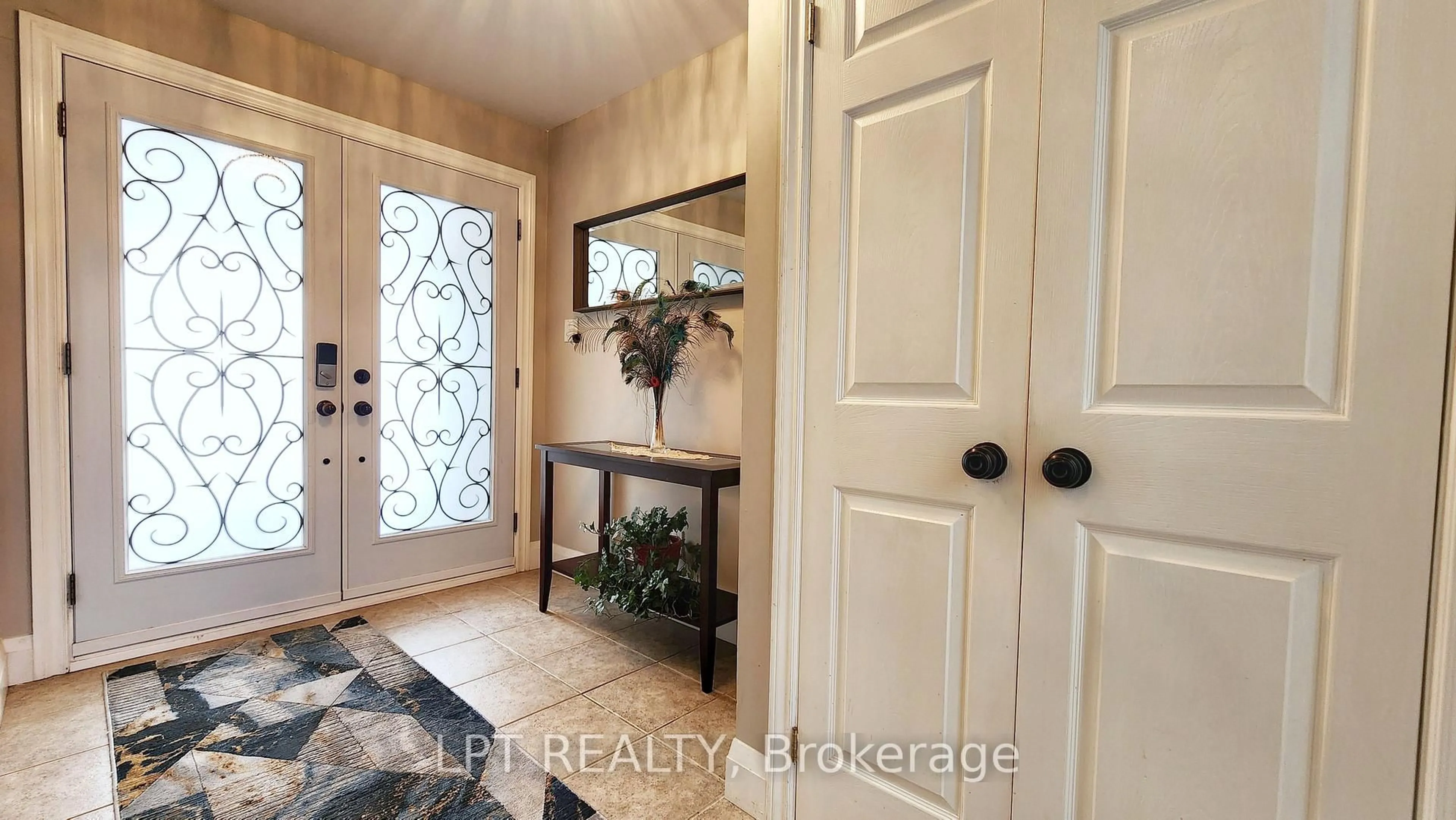 Indoor entryway for 48 Maplehurst Cres, Barrie Ontario L4M 4X2