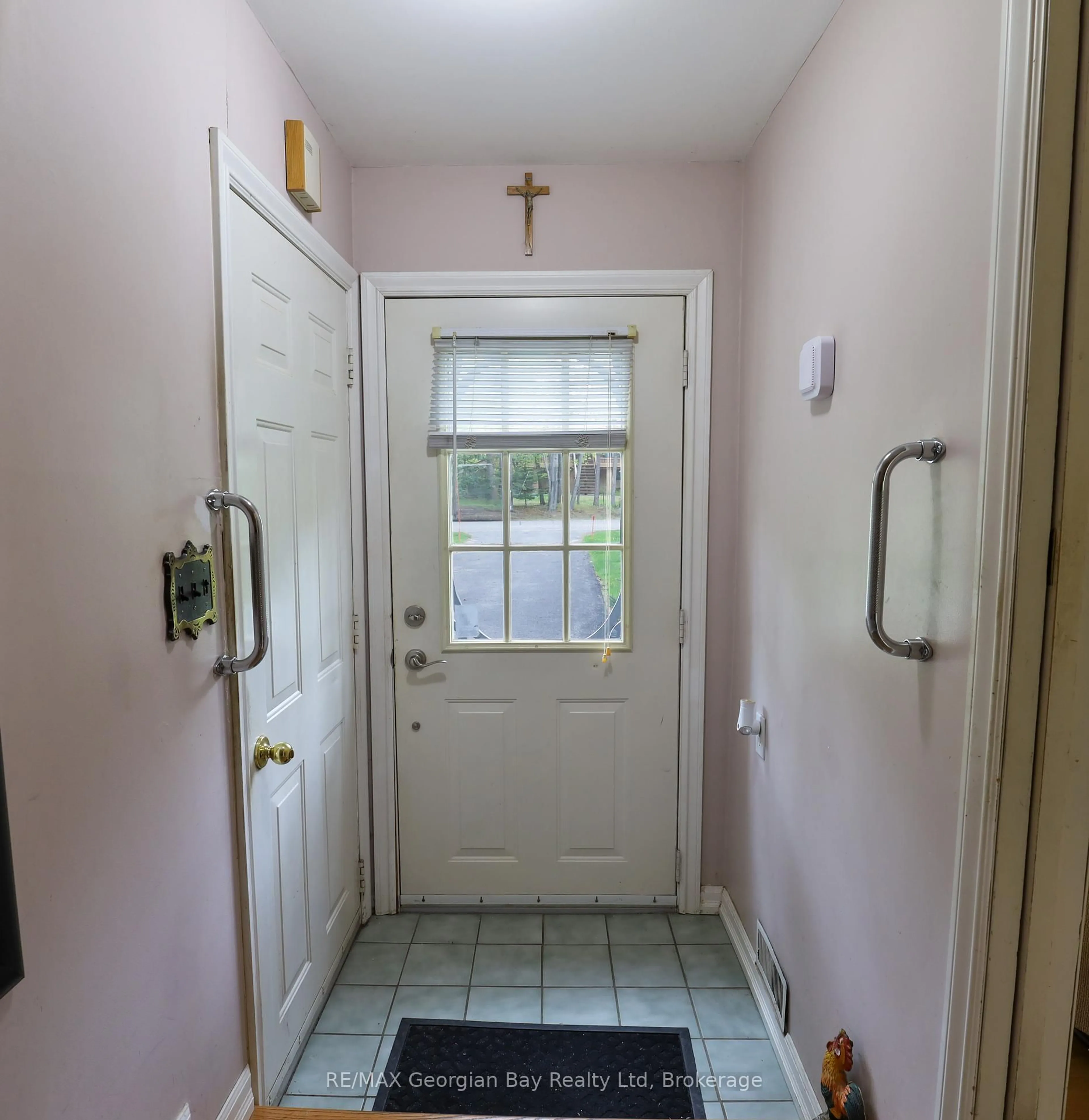 Indoor foyer for 1 Lindale Ave, Tiny Ontario L9M 0J2