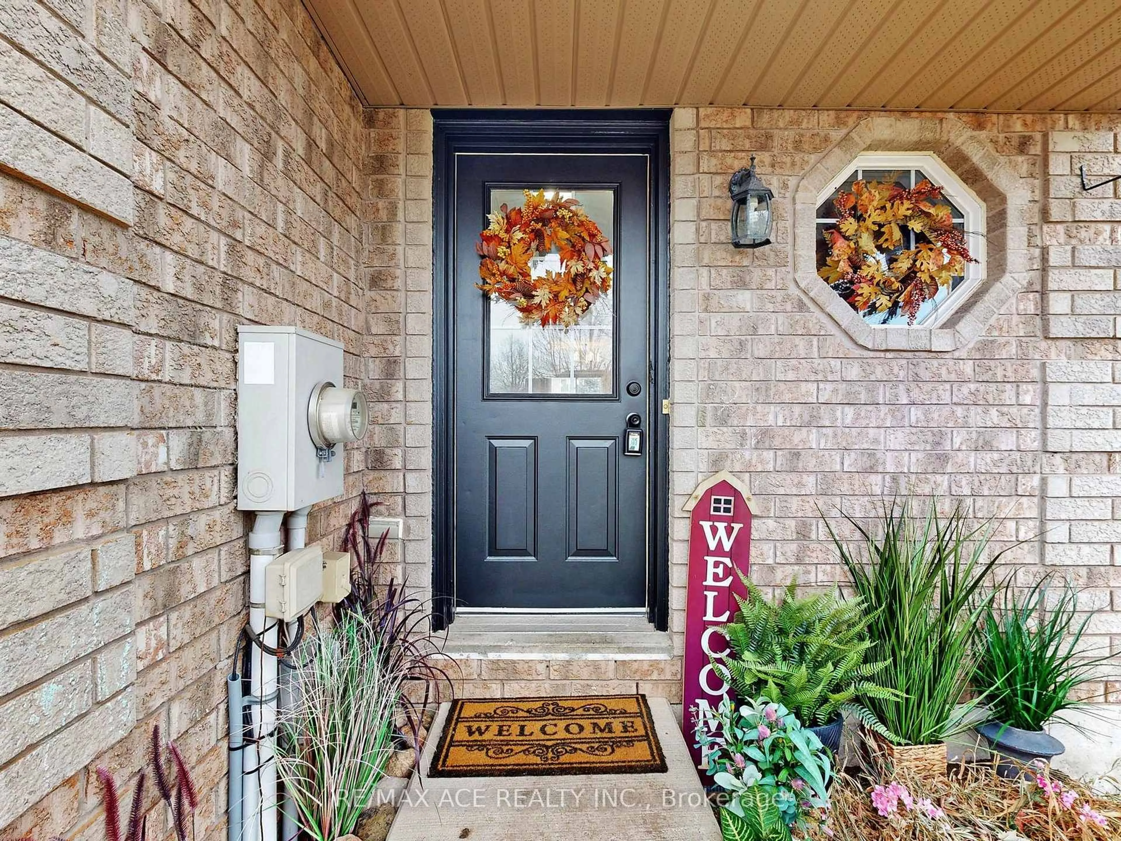Indoor entryway for 6 Aconley Crt, Barrie Ontario L4M 7B3