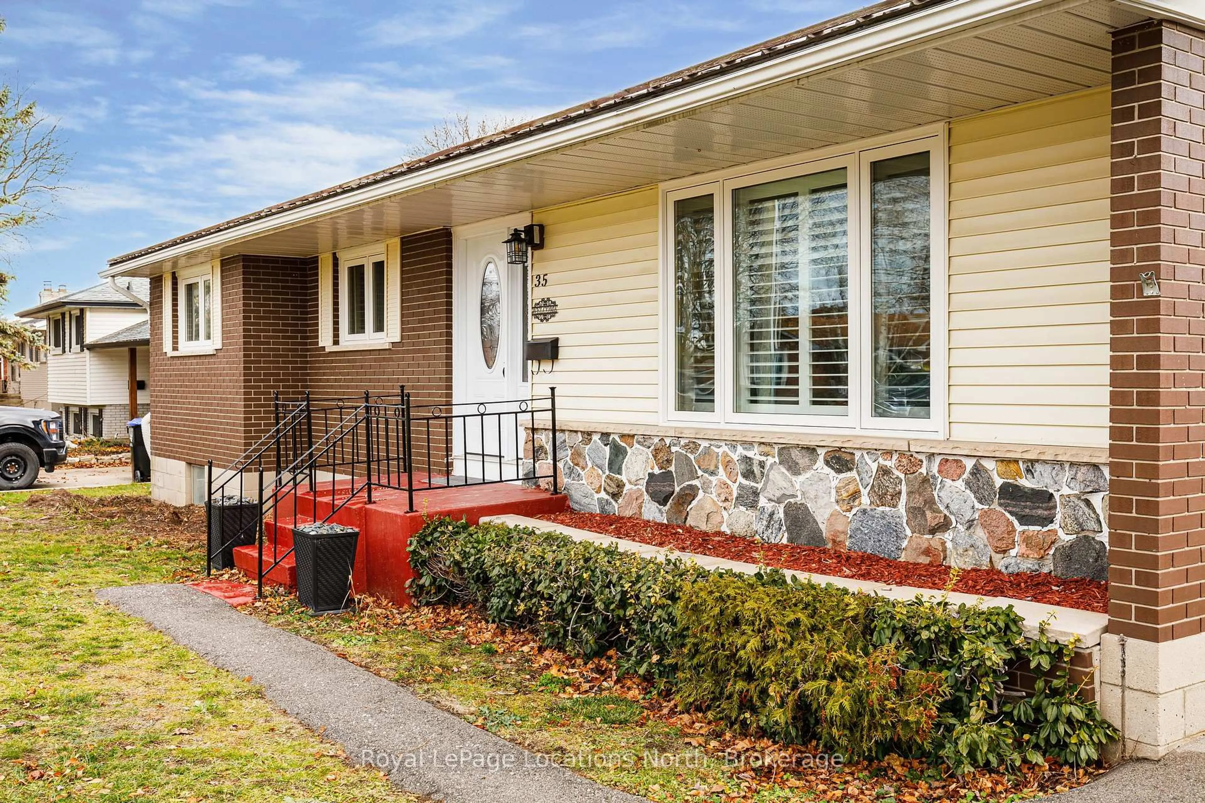 Home with brick exterior material, street for 35 Walnut St, Collingwood Ontario L9Y 3C3