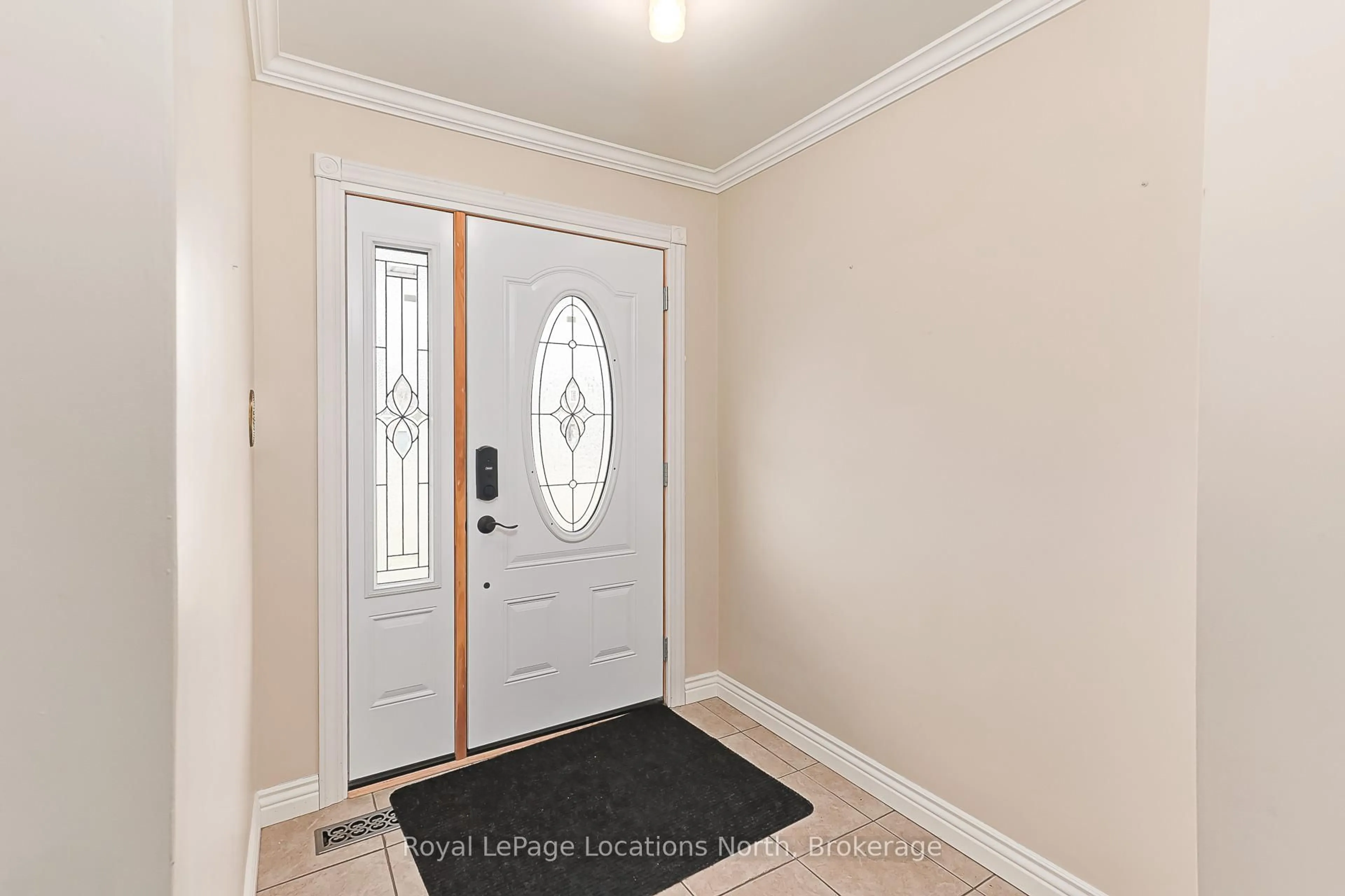 Indoor entryway for 35 Walnut St, Collingwood Ontario L9Y 3C3
