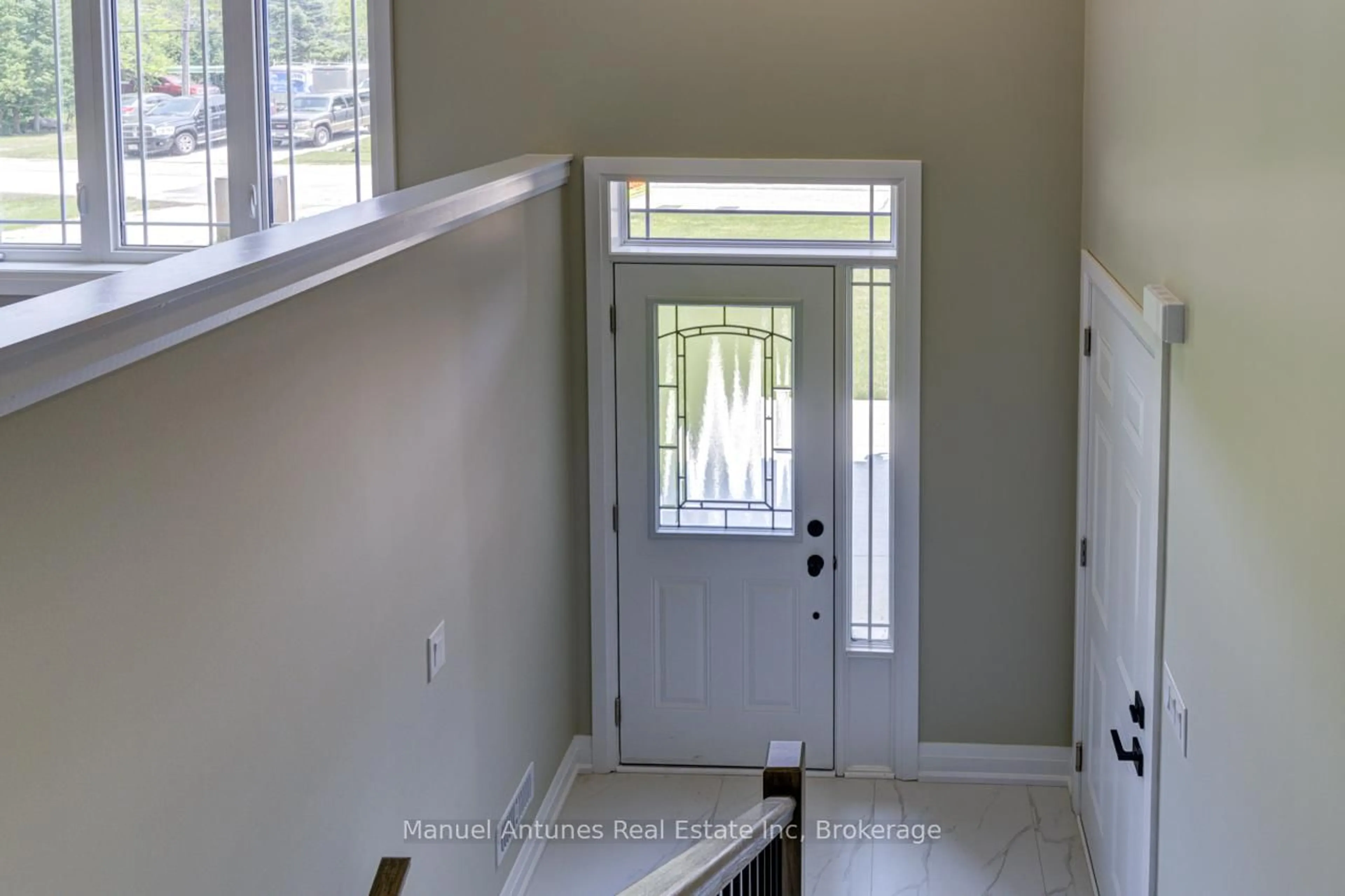 Indoor entryway for 14 56th St, Wasaga Beach Ontario L9Z 1W5