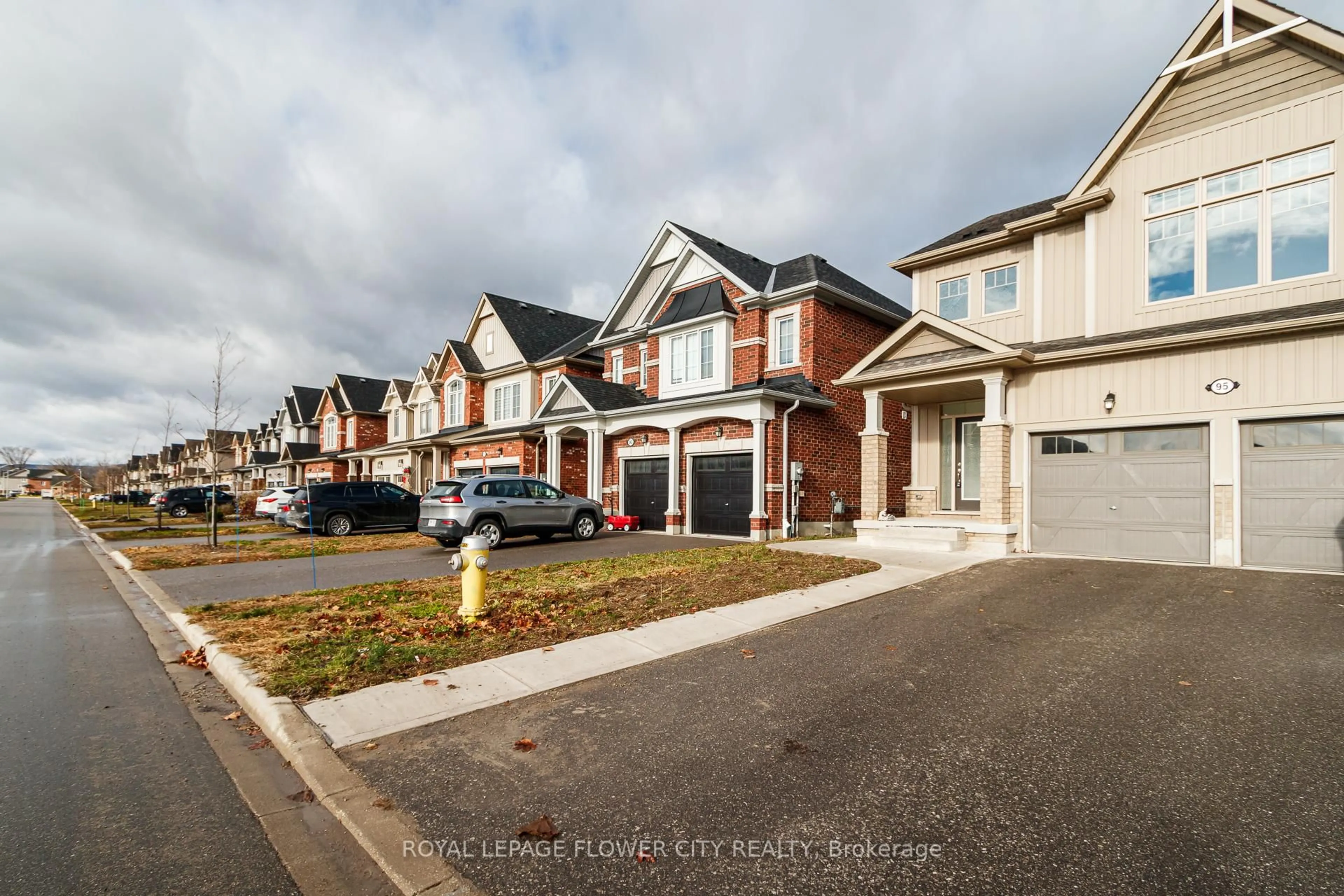 A pic from outside/outdoor area/front of a property/back of a property/a pic from drone, street for 95 Tracey Lane, Collingwood Ontario L9Y 3Y7