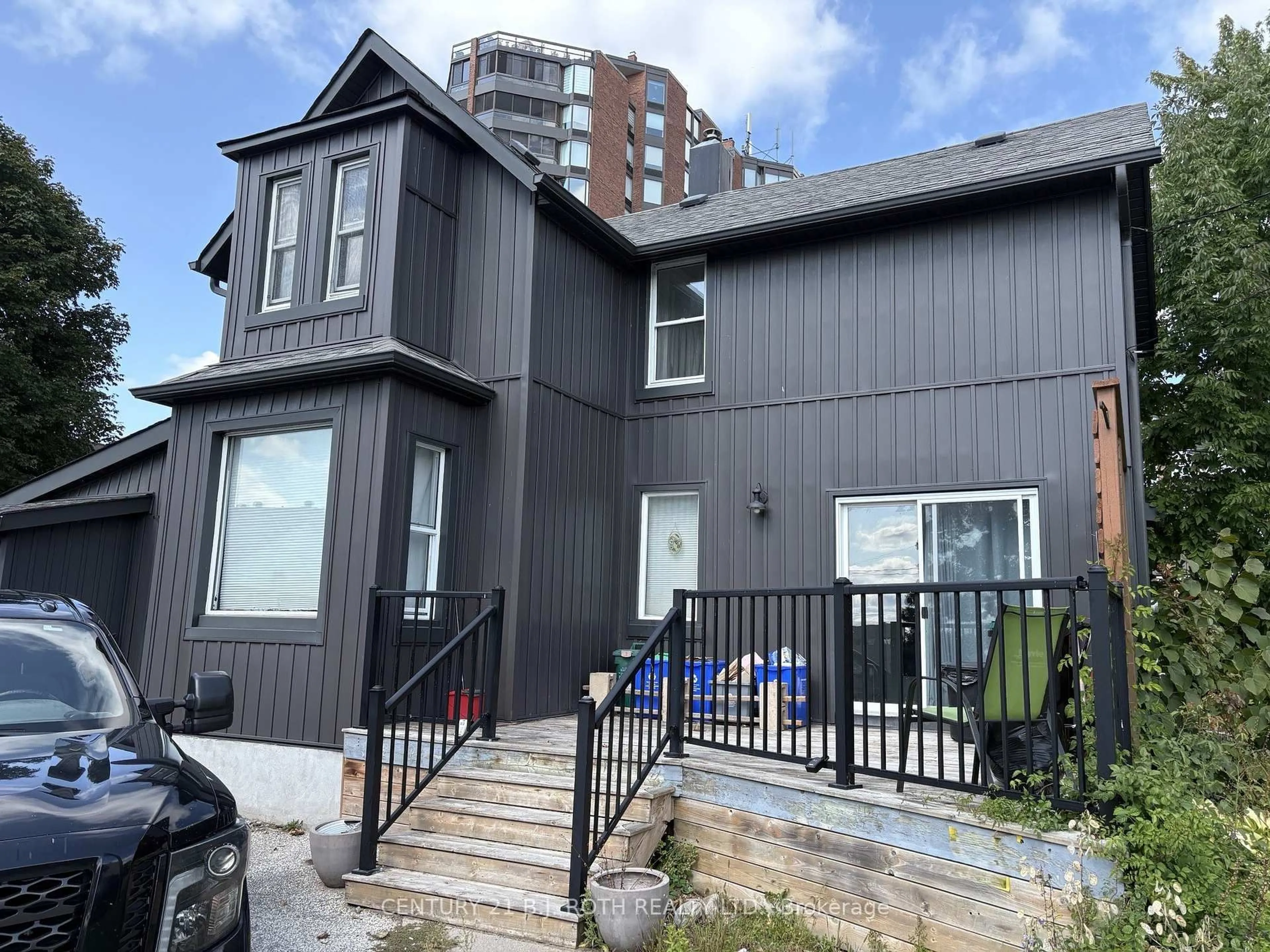 Home with vinyl exterior material, street for 253 Dunlop St, Barrie Ontario L4M 1B6