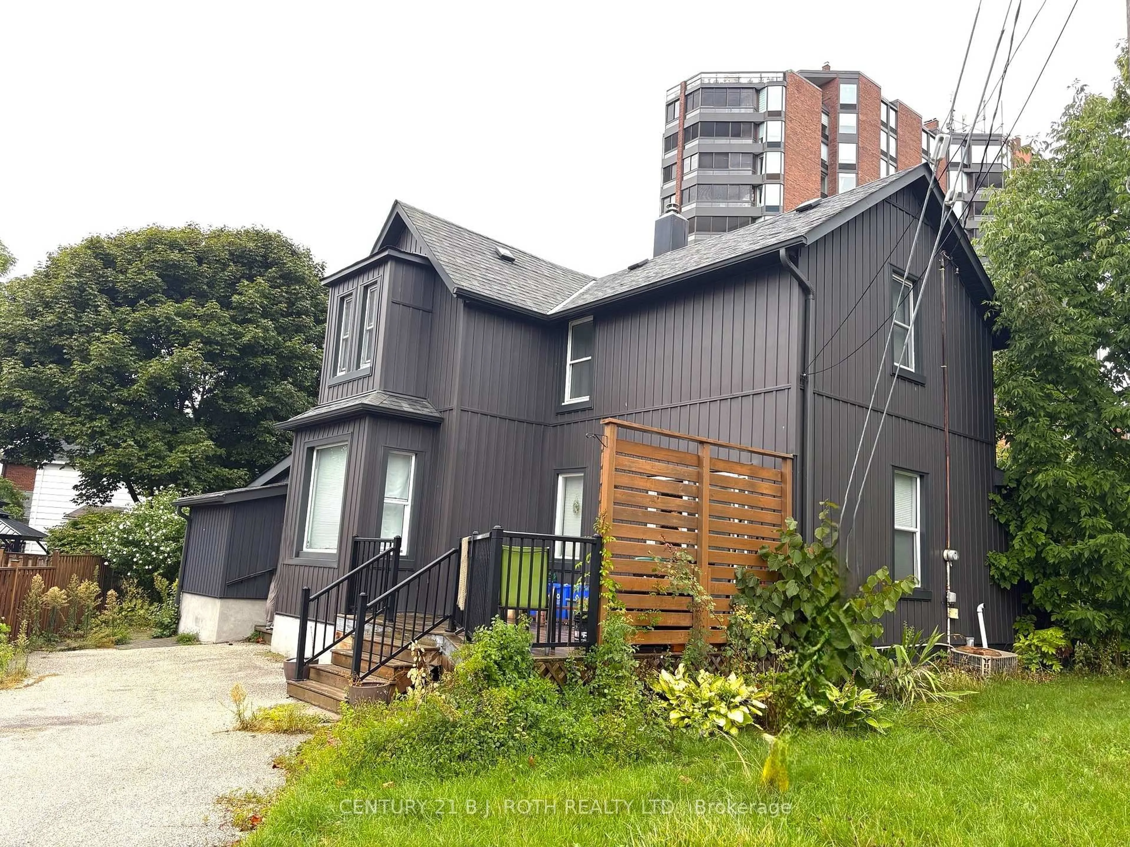 A pic from outside/outdoor area/front of a property/back of a property/a pic from drone, building for 253 Dunlop St, Barrie Ontario L4M 1B6