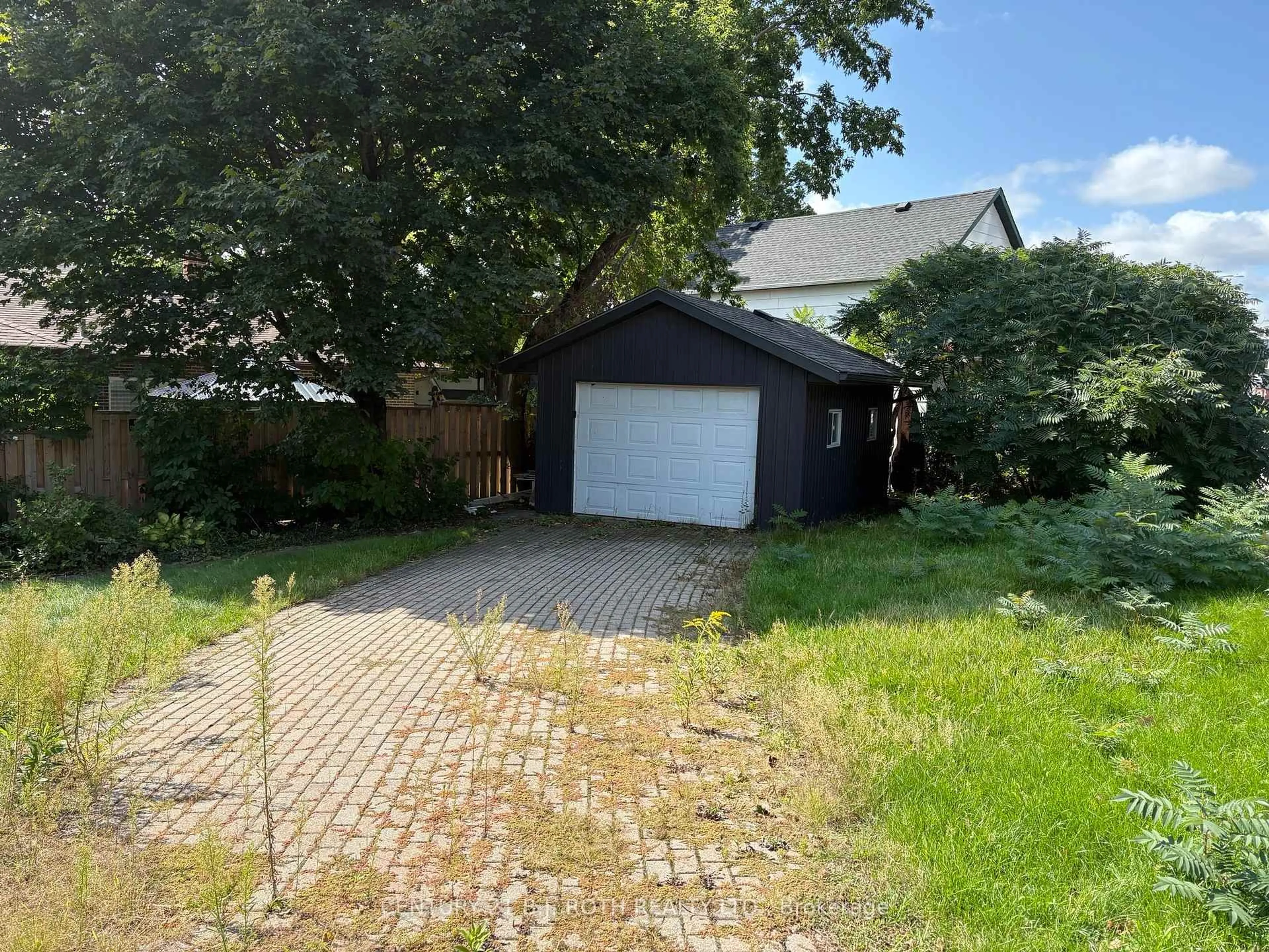 A pic from outside/outdoor area/front of a property/back of a property/a pic from drone, street for 253 Dunlop St, Barrie Ontario L4M 1B6