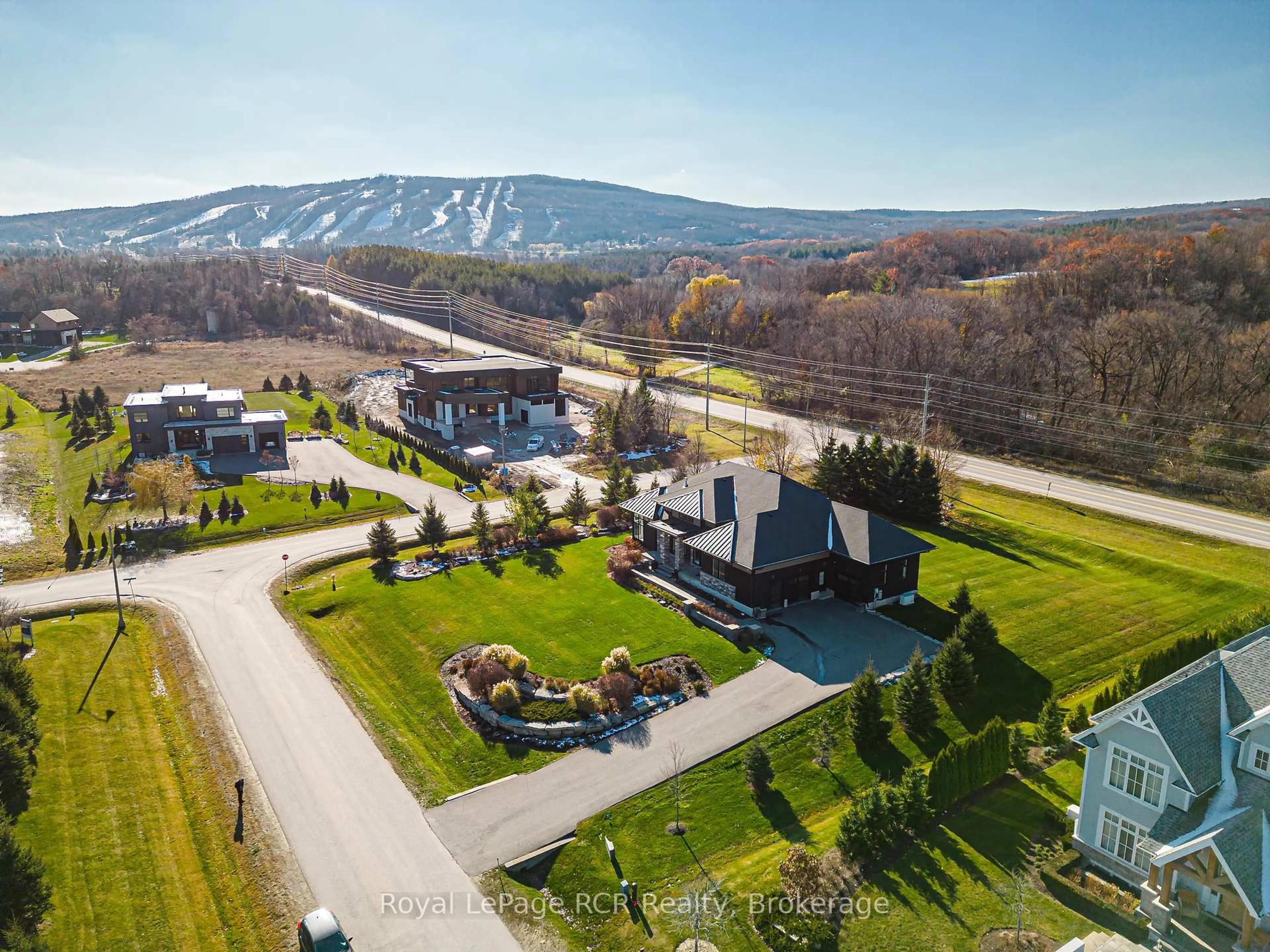 A pic from outside/outdoor area/front of a property/back of a property/a pic from drone, mountain view for 1 Windrose Valley Blvd, Collingwood Ontario L9Y 0K2