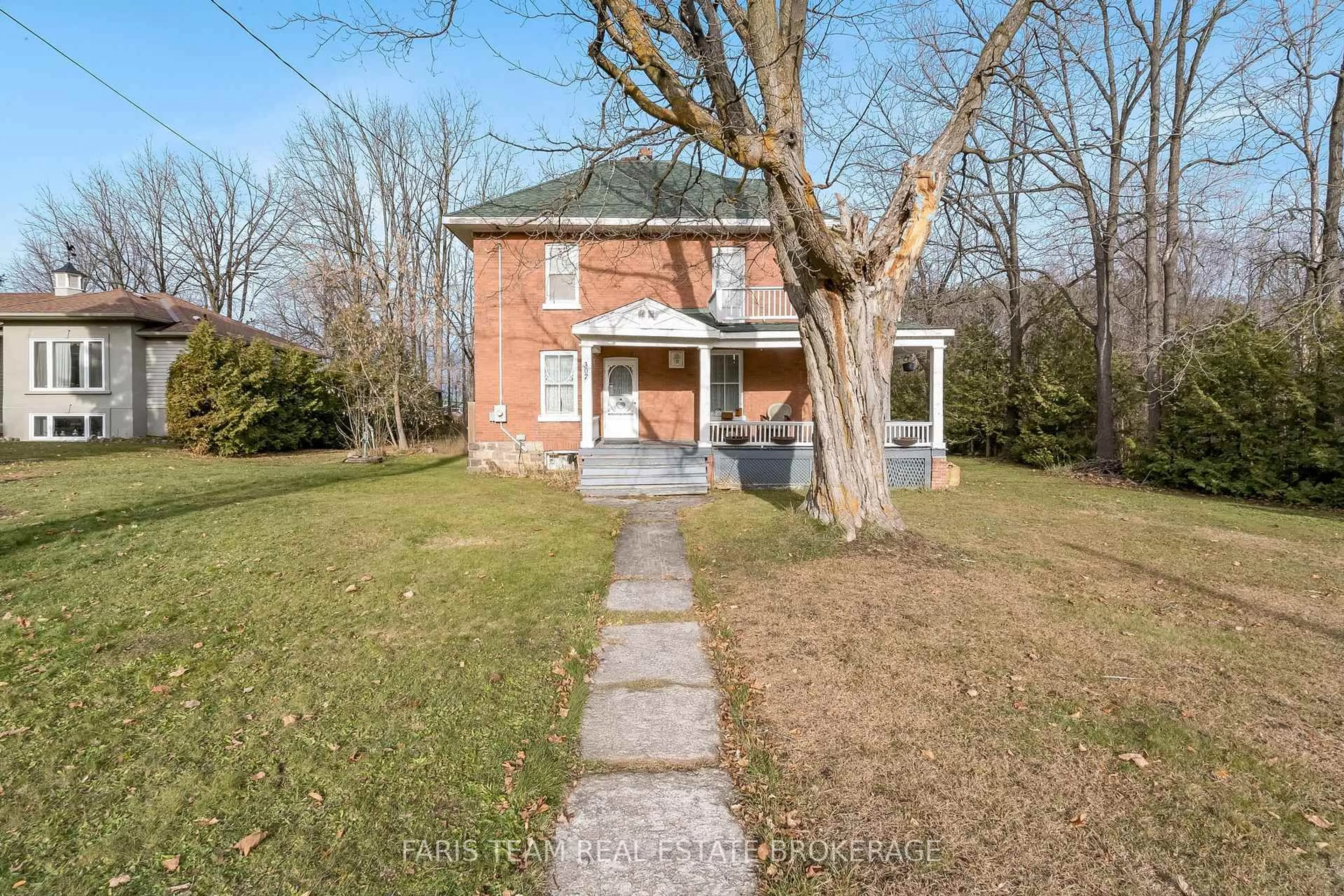 A pic from outside/outdoor area/front of a property/back of a property/a pic from drone, street for 307 Albert St, Tay Ontario L0K 2A0