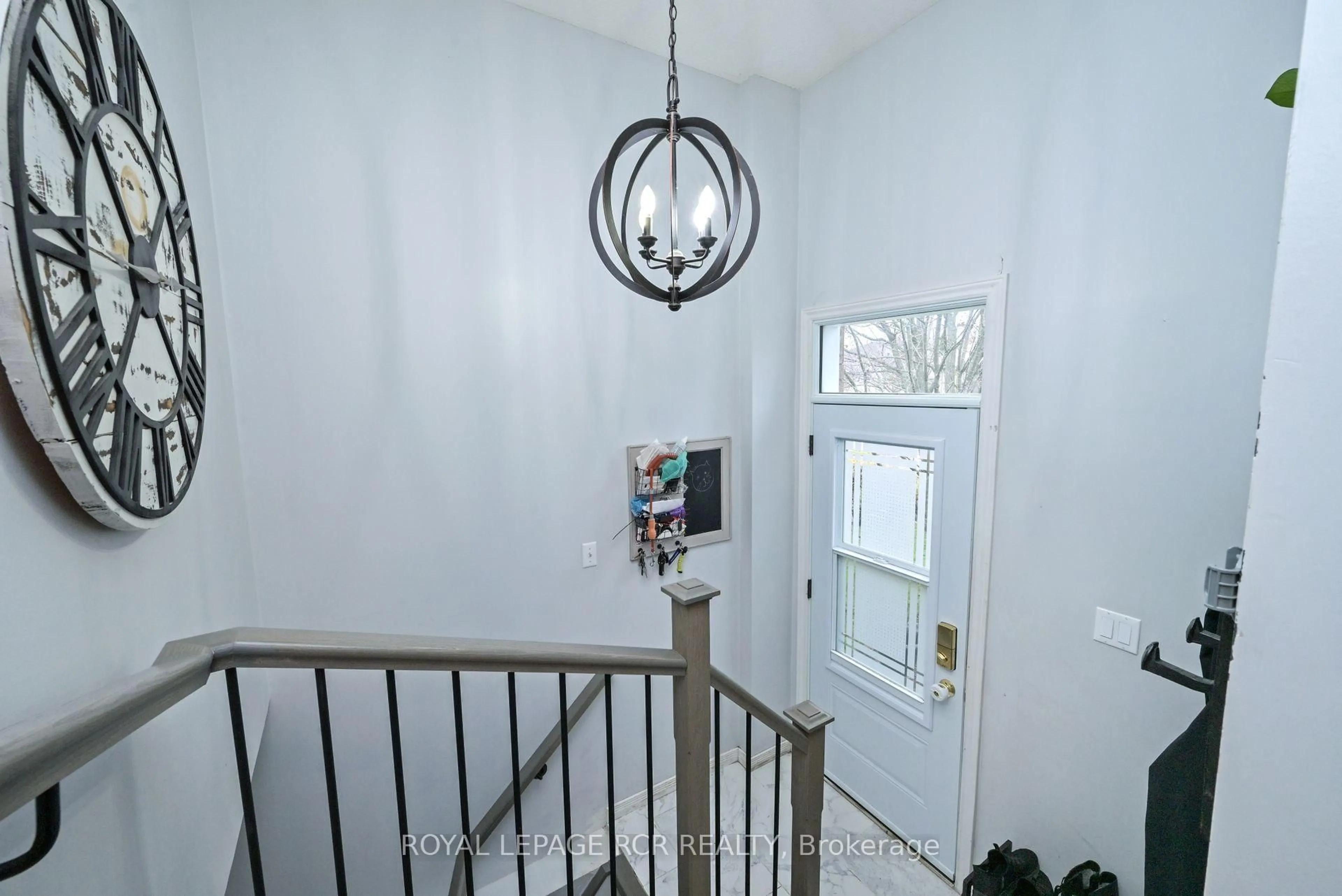 Indoor entryway for 121 Dyer Dr, Wasaga Beach Ontario L9Z 1M1