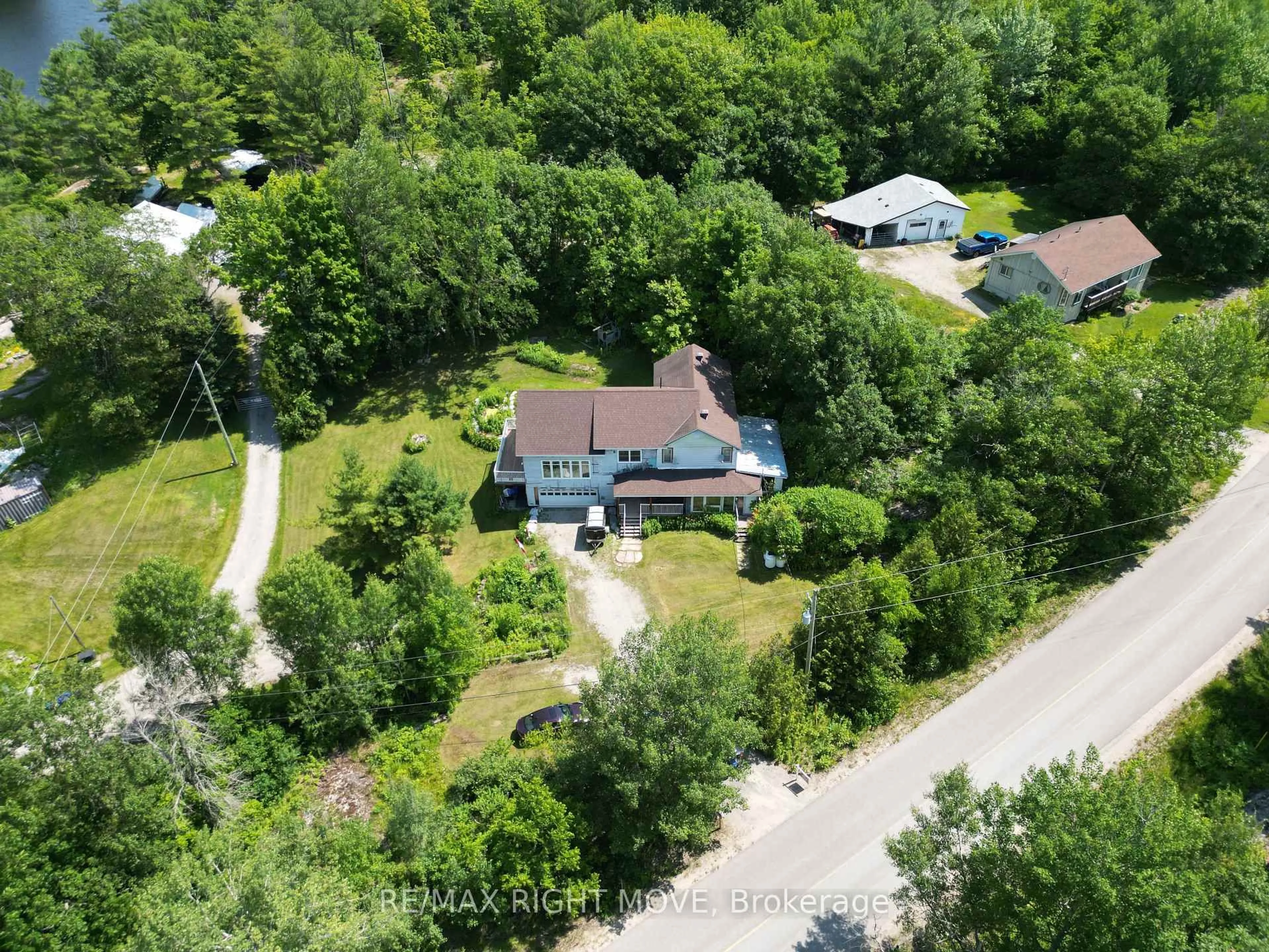 A pic from outside/outdoor area/front of a property/back of a property/a pic from drone, unknown for 1894 Henrys Landing, Severn Ontario L0K 1E0